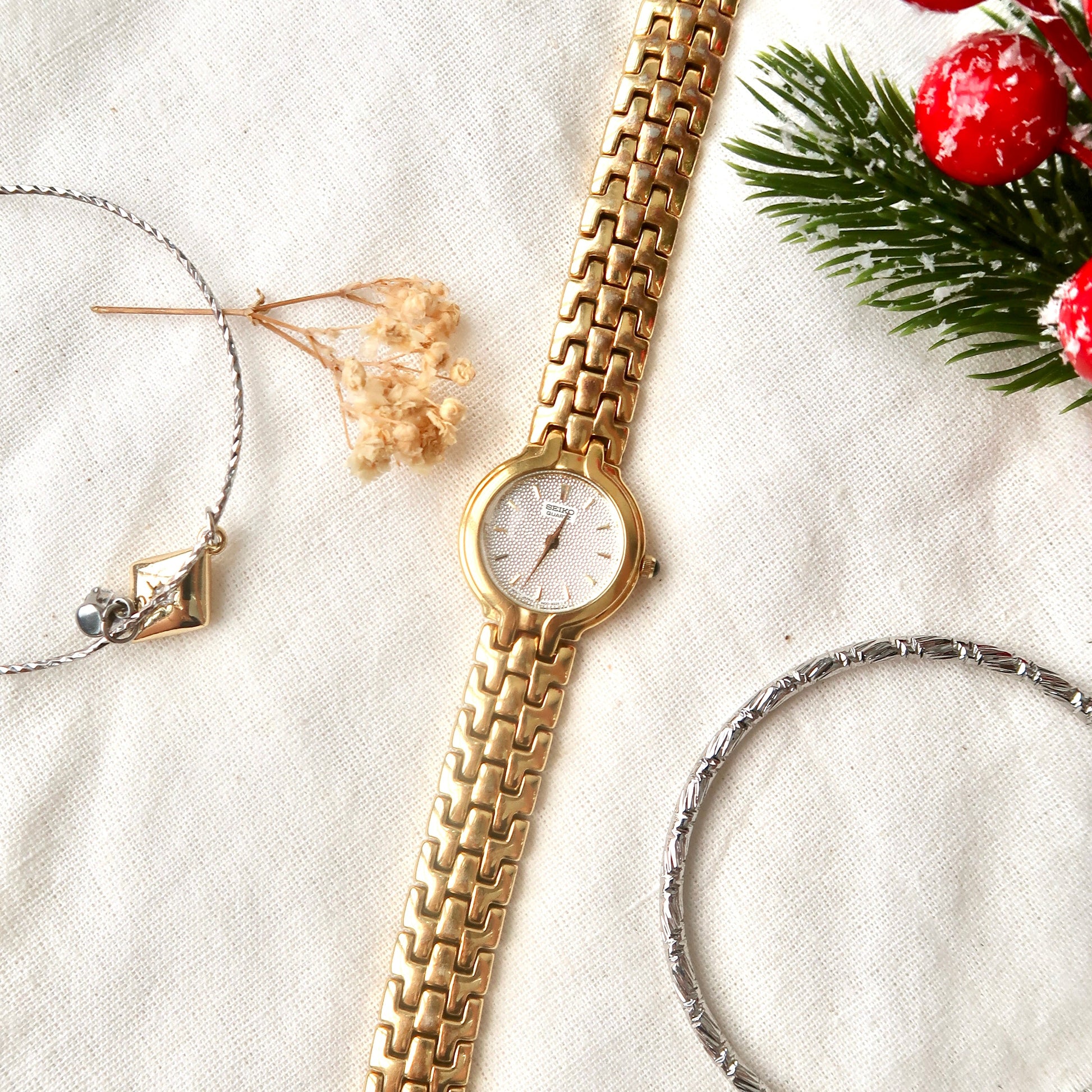 S. White Glitter Round Dial with Gold Chain Watch