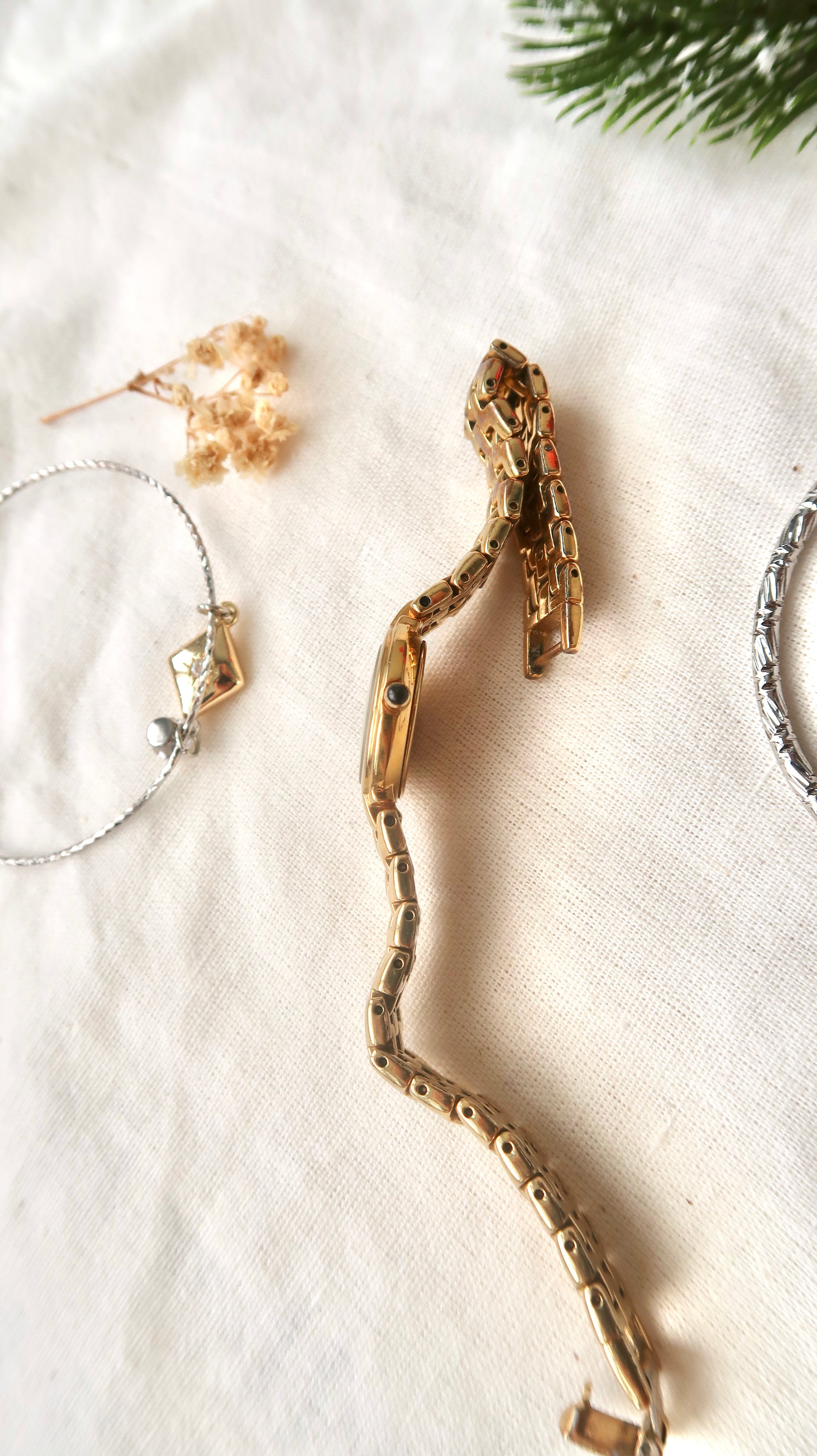 S. White Glitter Round Dial with Gold Chain Watch