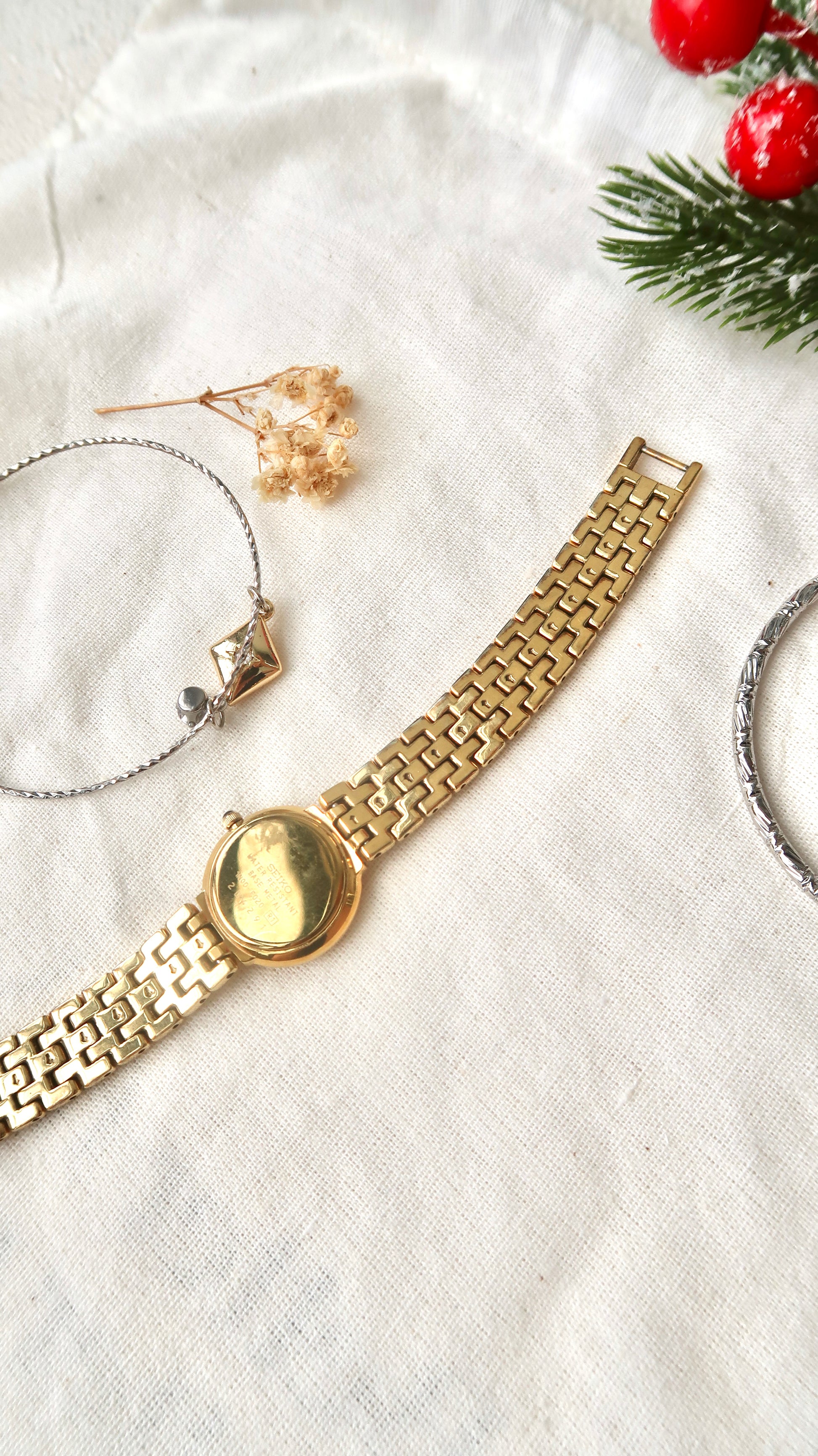 S. White Glitter Round Dial with Gold Chain Watch