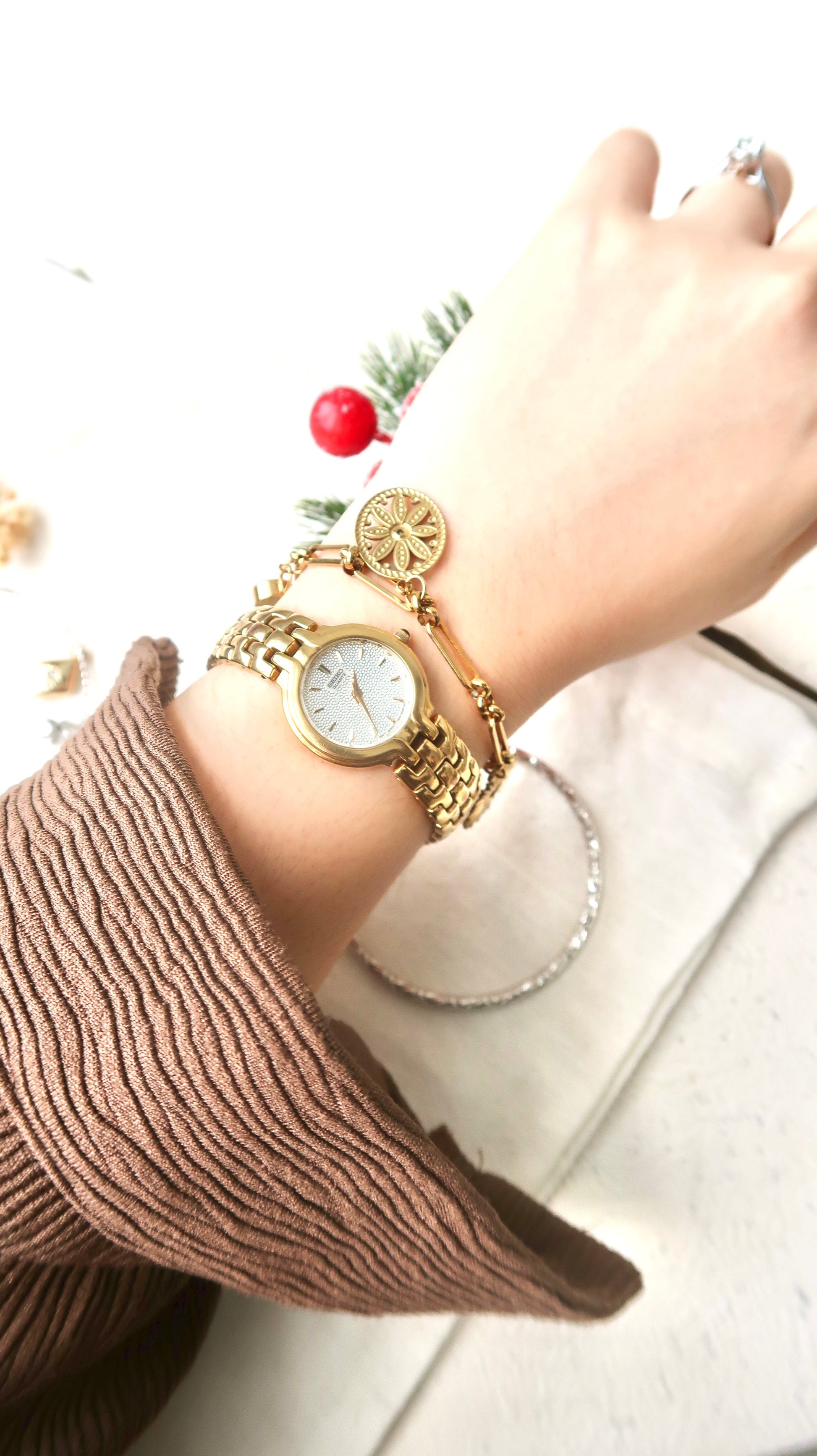 S. White Glitter Round Dial with Gold Chain Watch