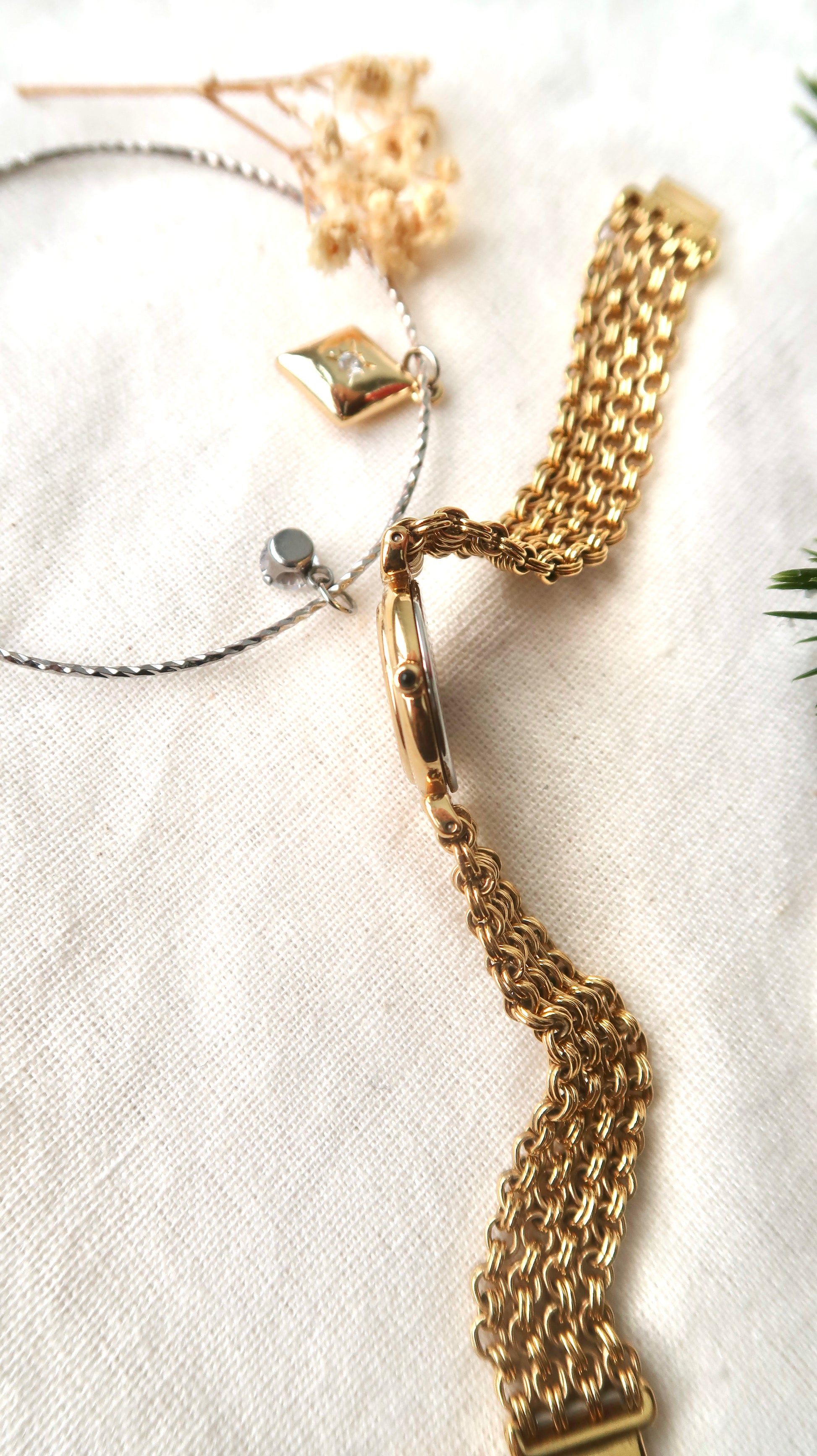 S. Exceline Round Gold Glitter Dial with Think Gold Chain Watch