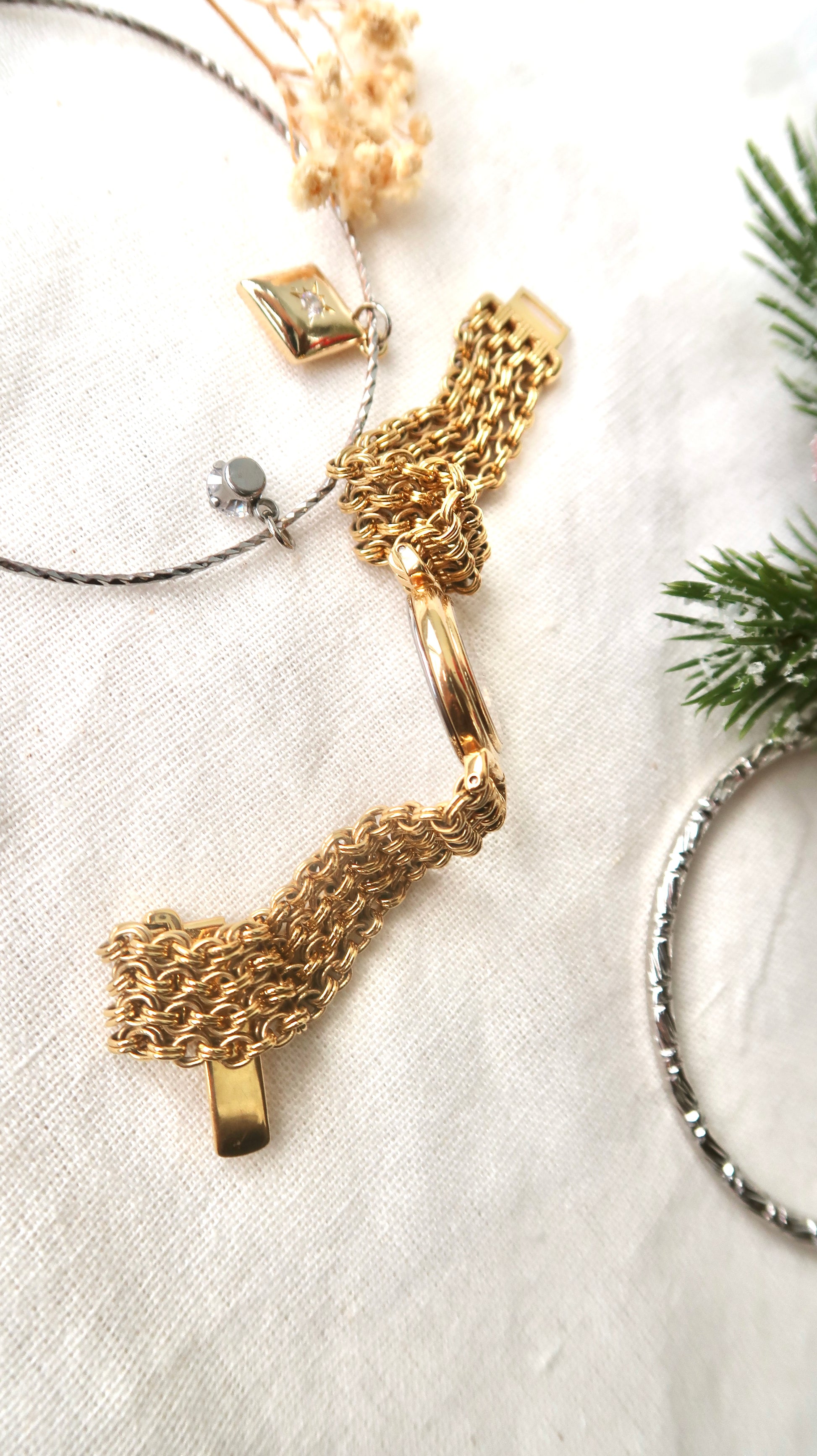 S. Exceline Round Gold Glitter Dial with Think Gold Chain Watch