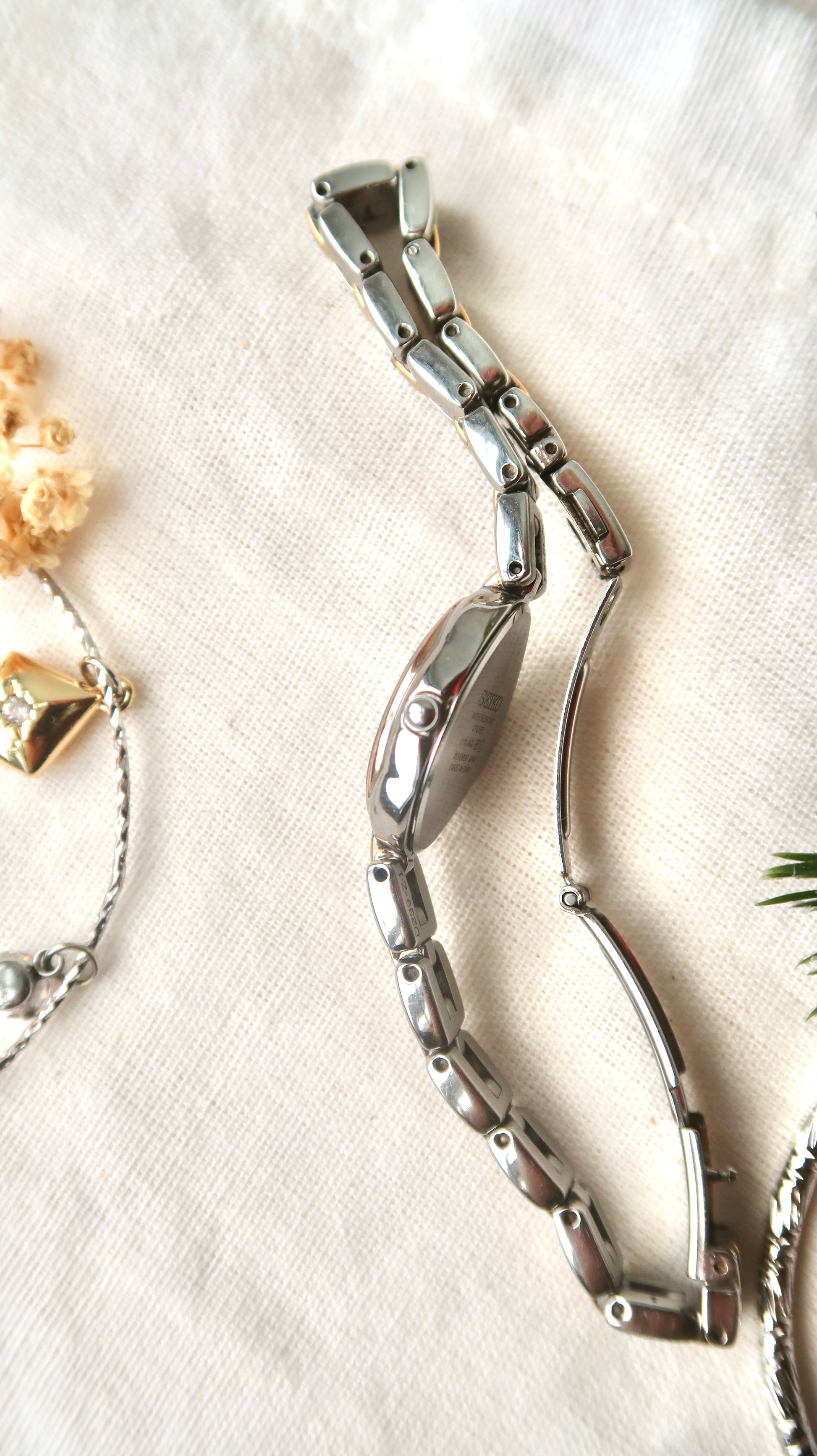 S. White Oval 1P Diamond Dial with Two Tone Chain Watch