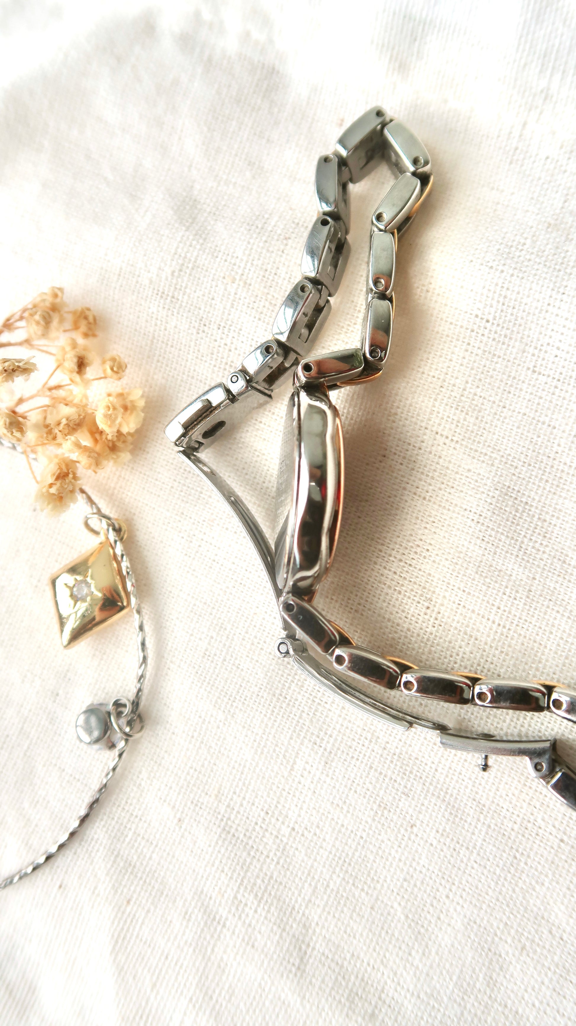 S. White Oval 1P Diamond Dial with Two Tone Chain Watch