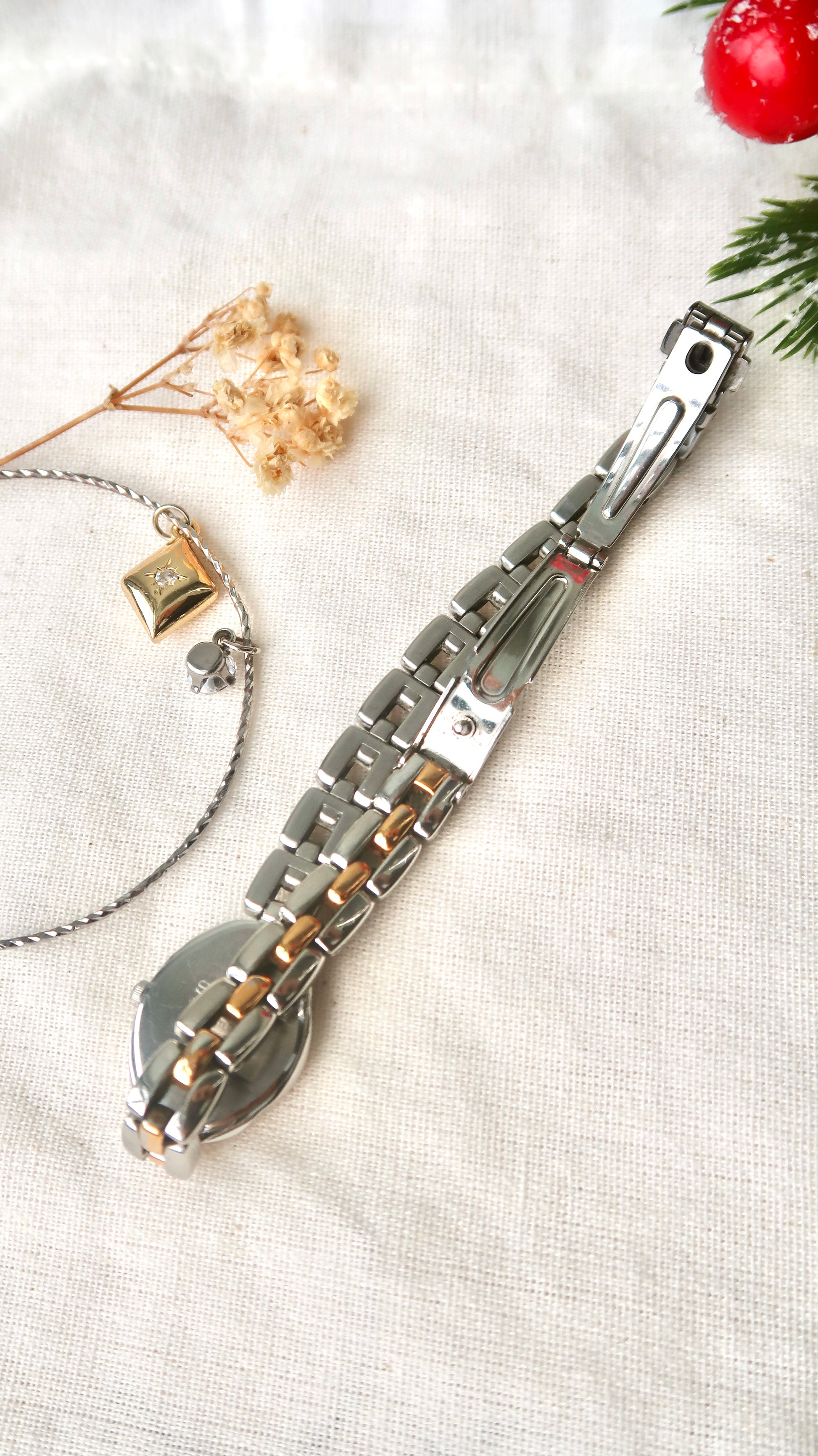 S. White Oval 1P Diamond Dial with Two Tone Chain Watch