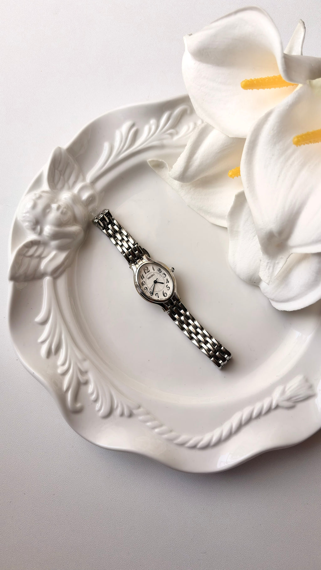 S. White Oval Dial Silver Chain Watch