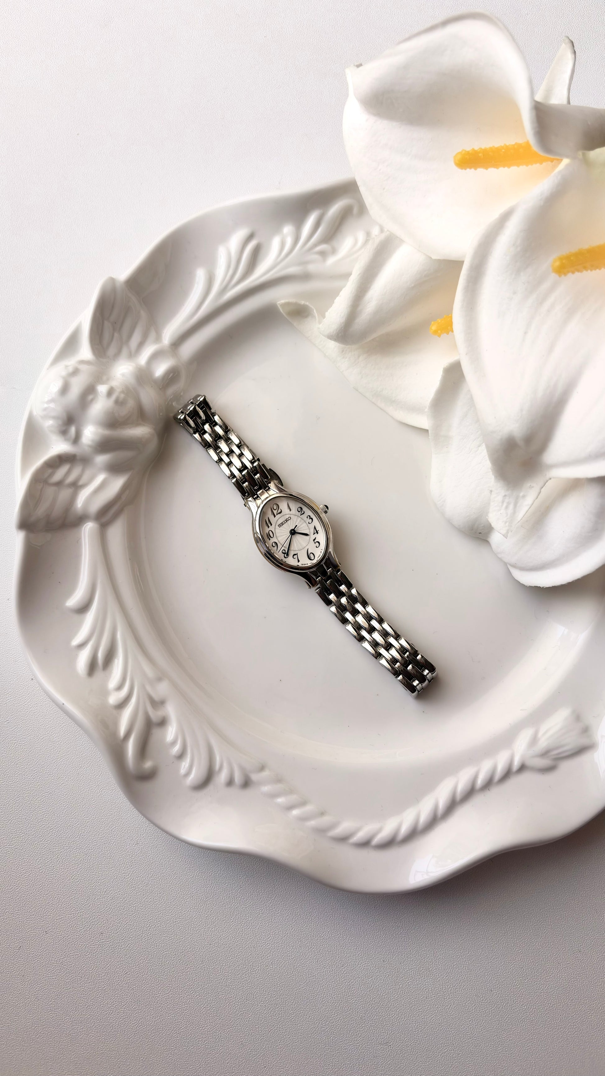 S. White Oval Dial Silver Chain Watch