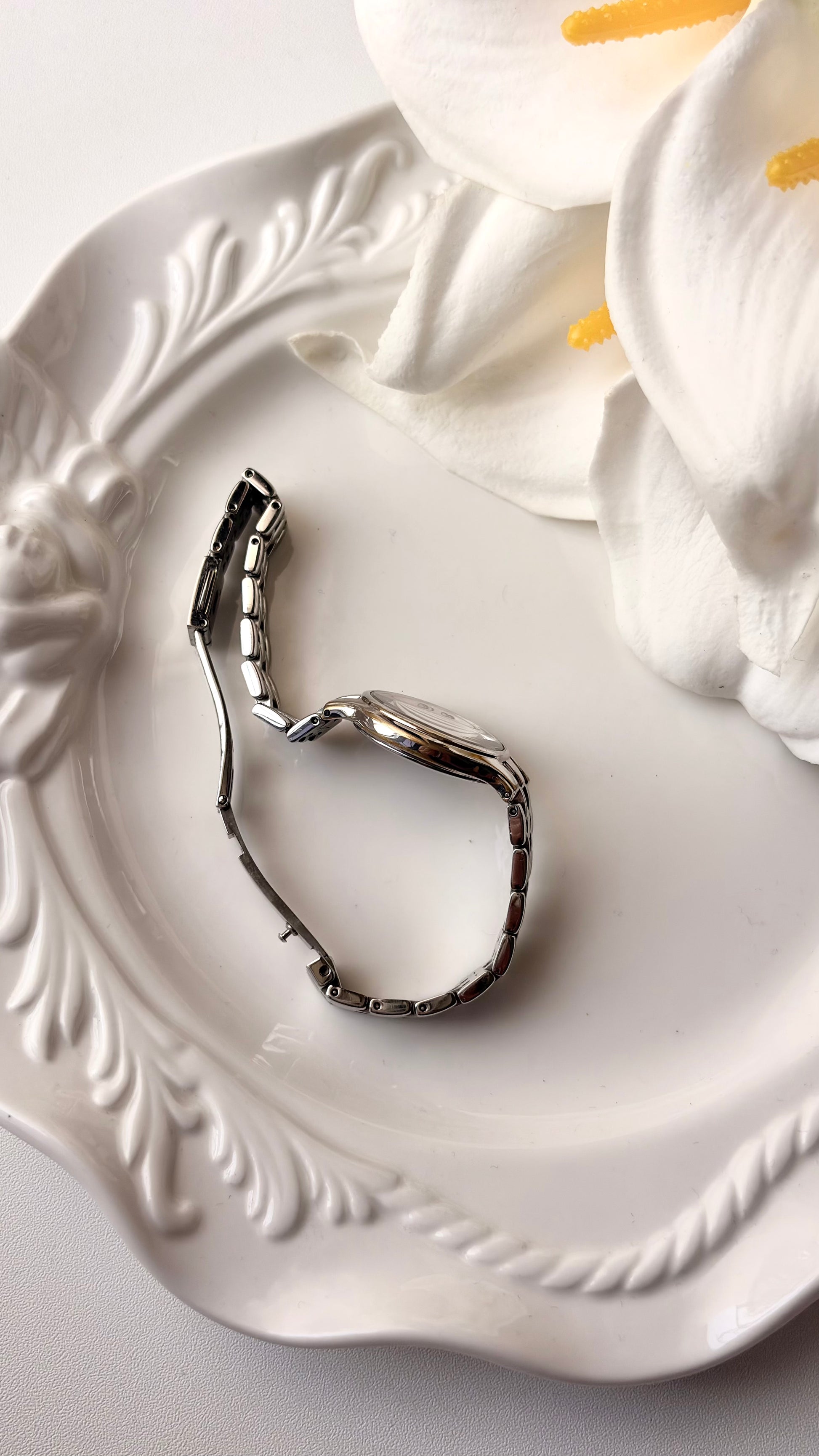 S. White Oval Dial Silver Chain Watch