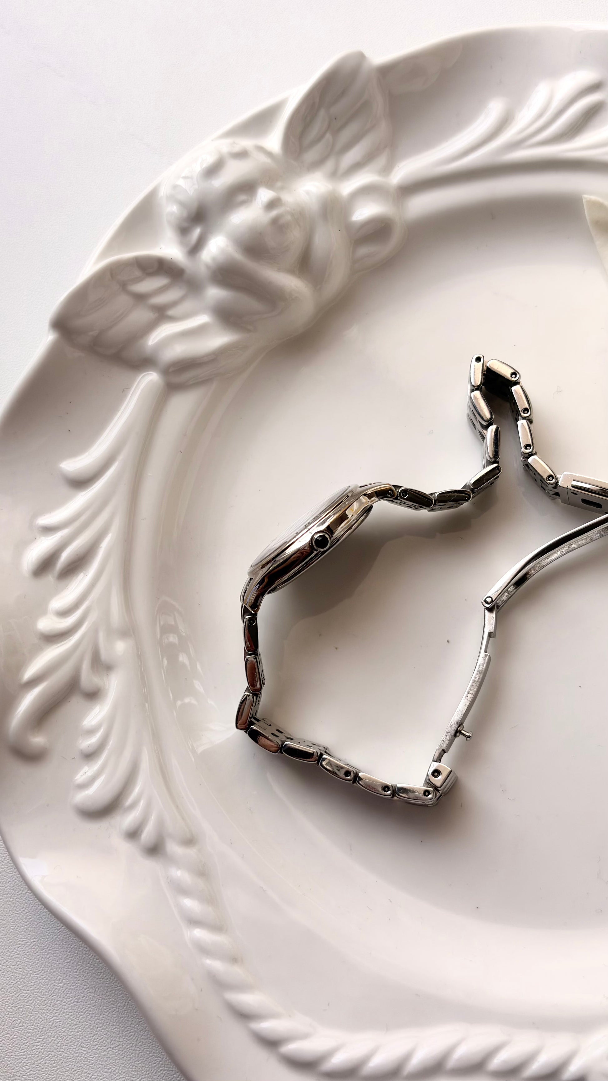 S. White Oval Dial Silver Chain Watch