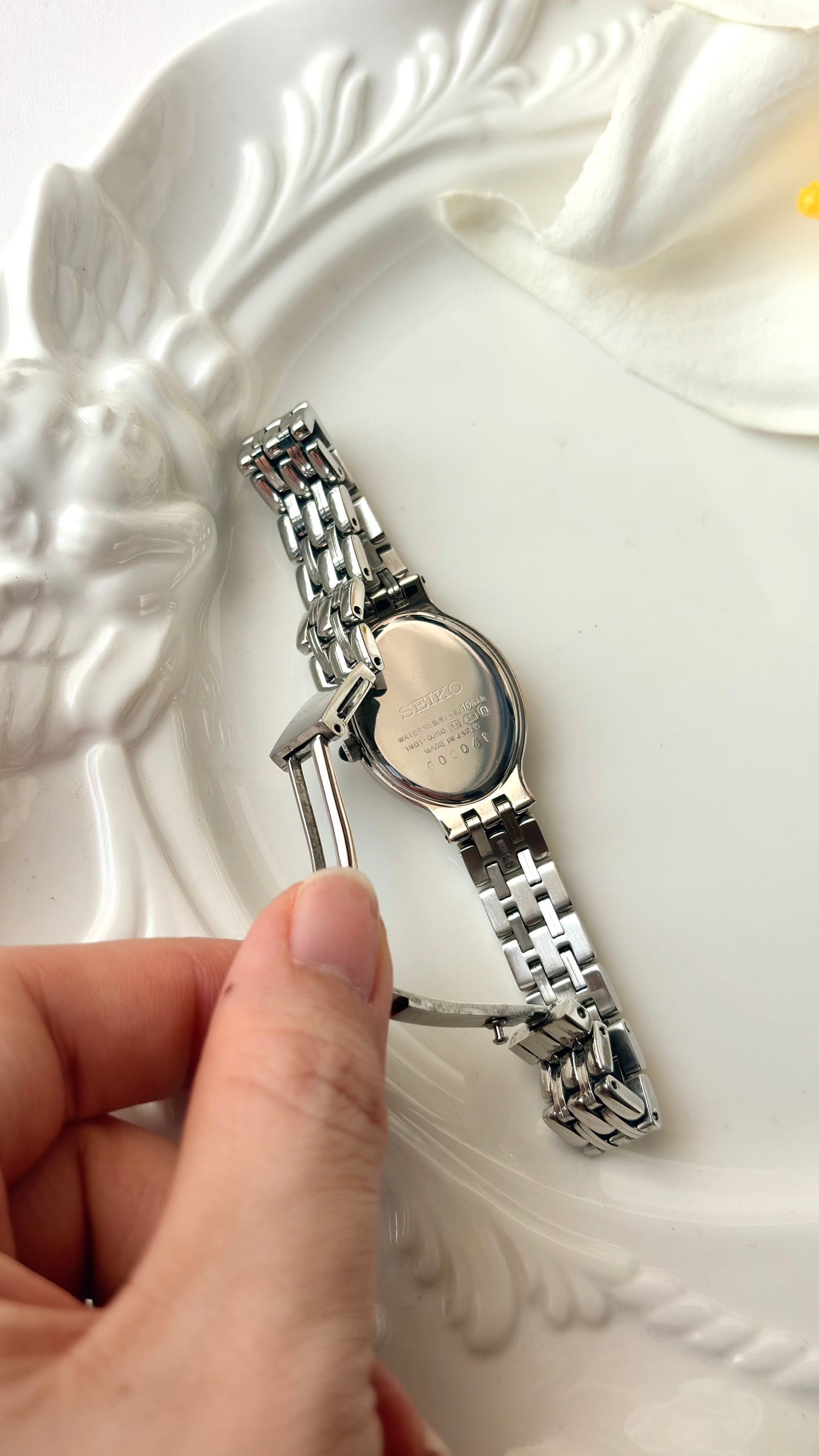 S. White Oval Dial Silver Chain Watch