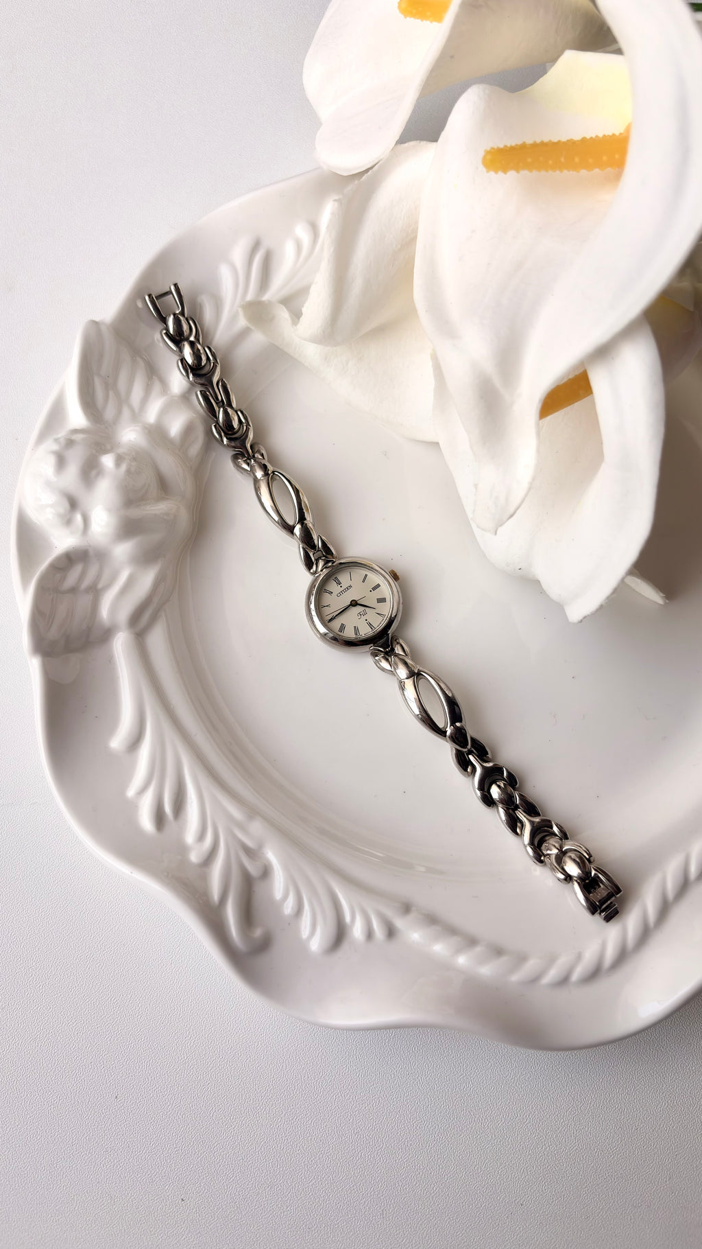 CTZ. Fill White Round Roman Dial Silver Chain Watch