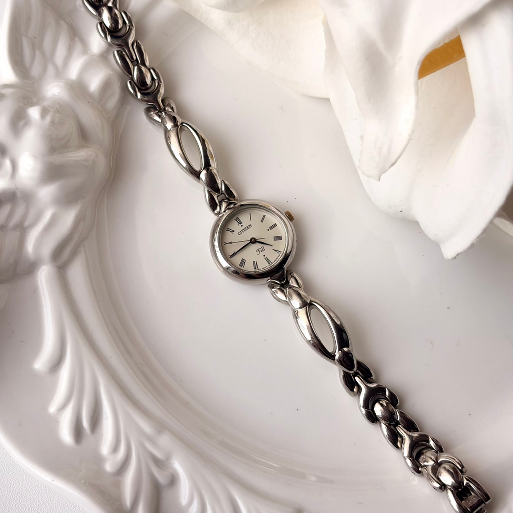 CTZ. Fill White Round Roman Dial Silver Chain Watch