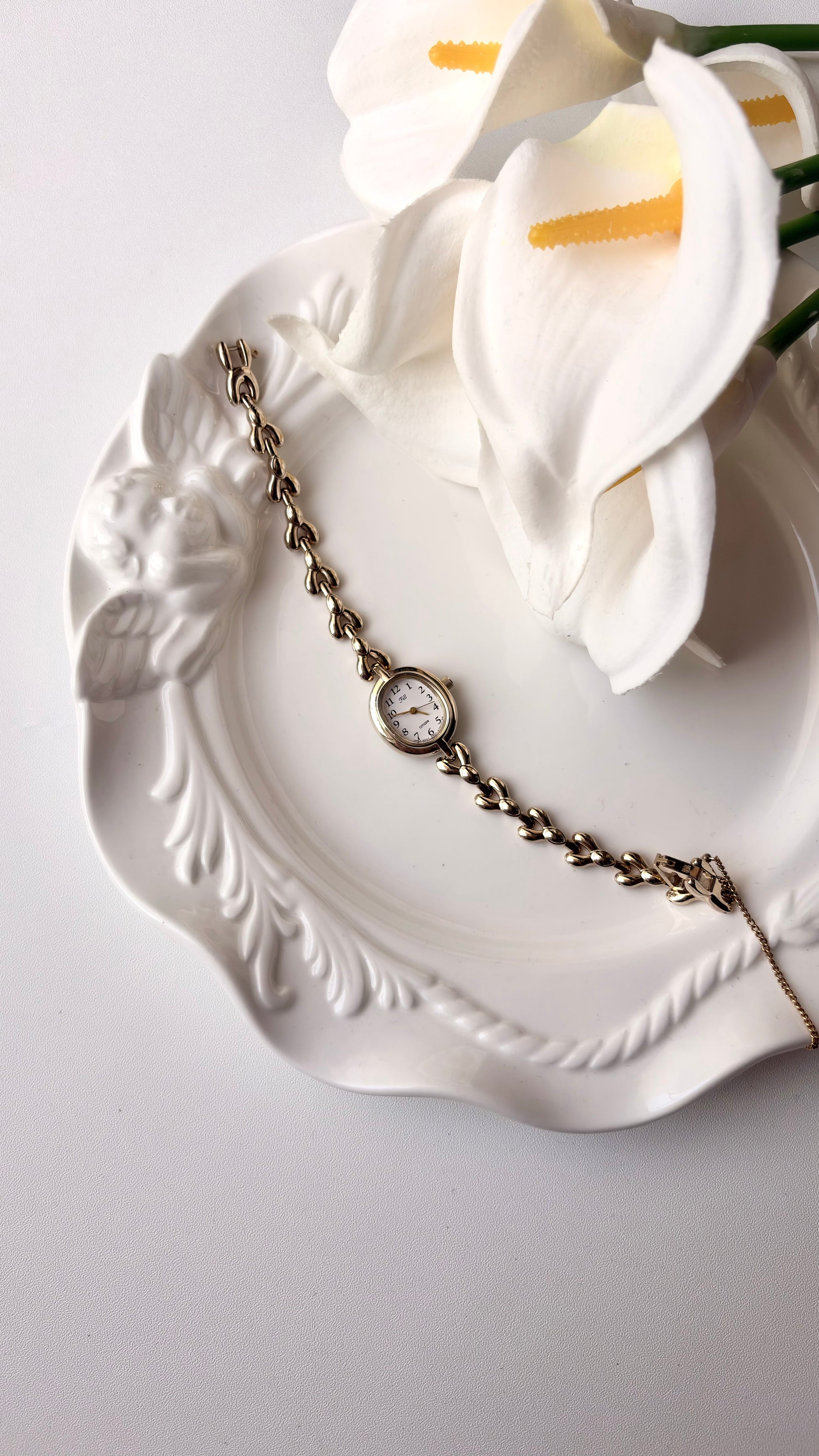CTZ Fill White Oval Dial Champagne Gold Chain Watch