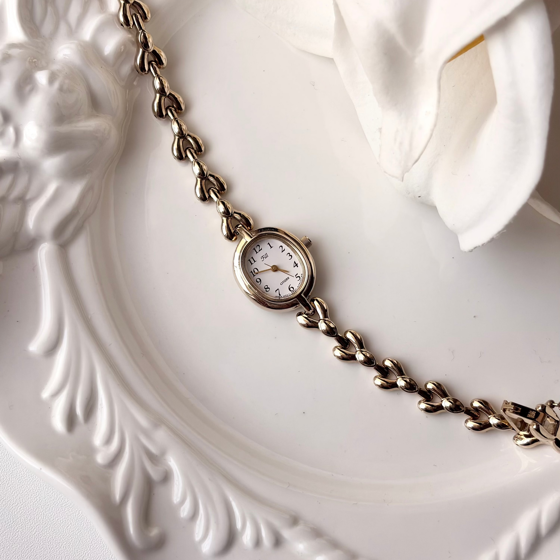 CTZ Fill White Oval Dial Champagne Gold Chain Watch