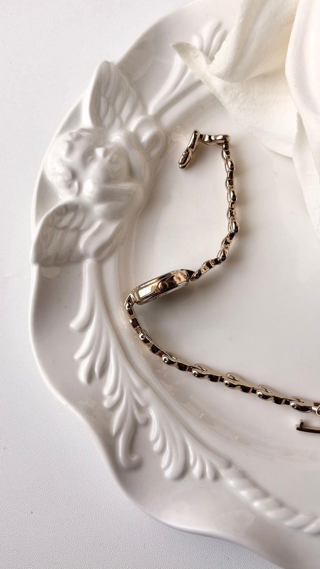CTZ Fill White Oval Dial Champagne Gold Chain Watch