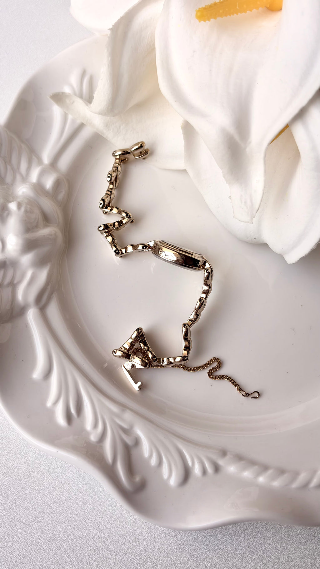 CTZ Fill White Oval Dial Champagne Gold Chain Watch