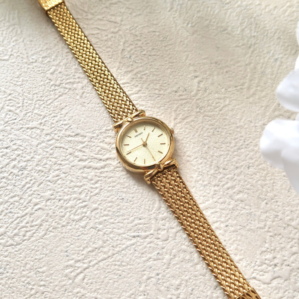 S. Gold Round Dial with Gold Chain Strap Watch