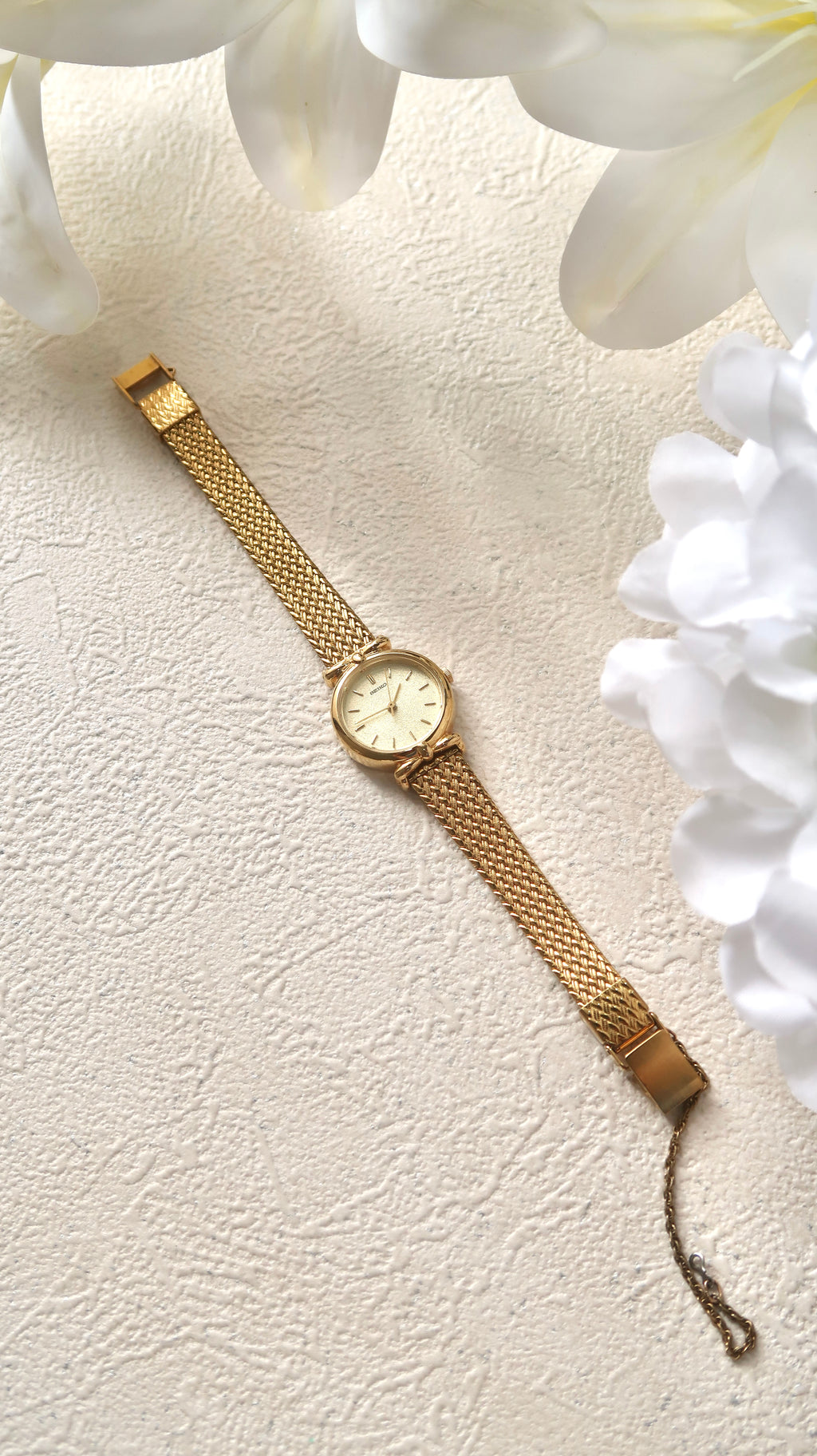 S. Gold Round Dial with Gold Chain Strap Watch