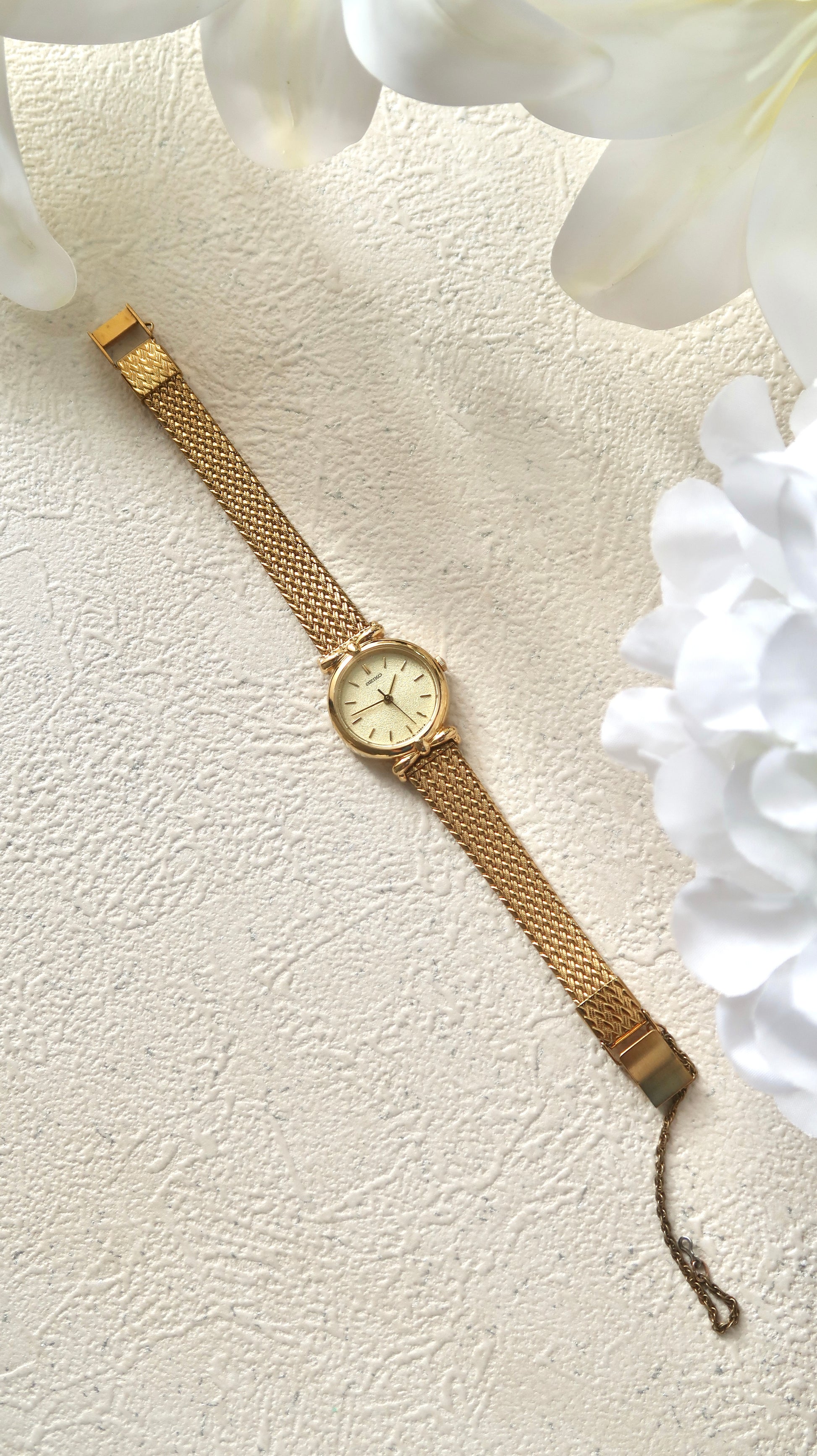S. Gold Round Dial with Gold Chain Strap Watch