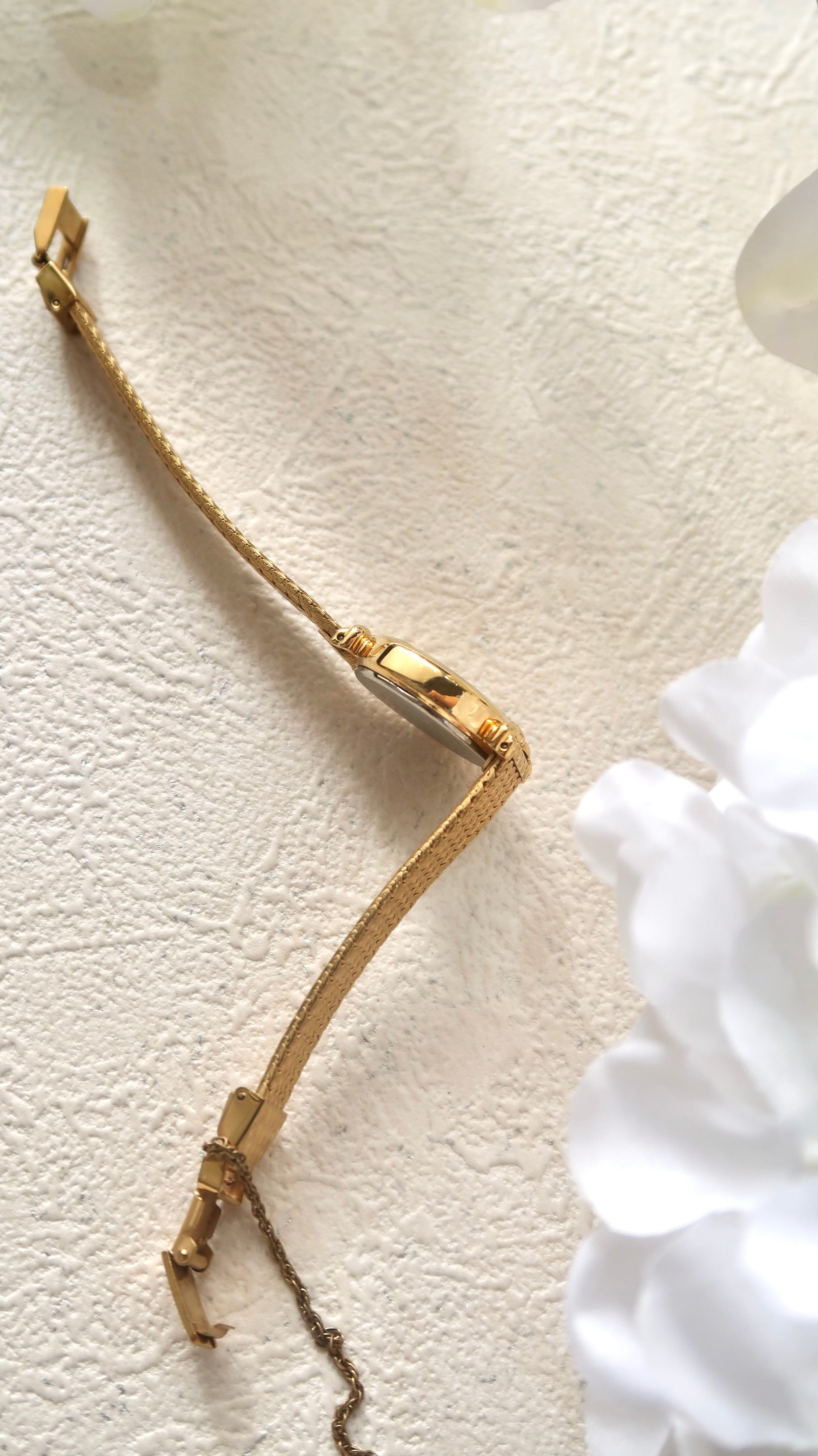 S. Gold Round Dial with Gold Chain Strap Watch