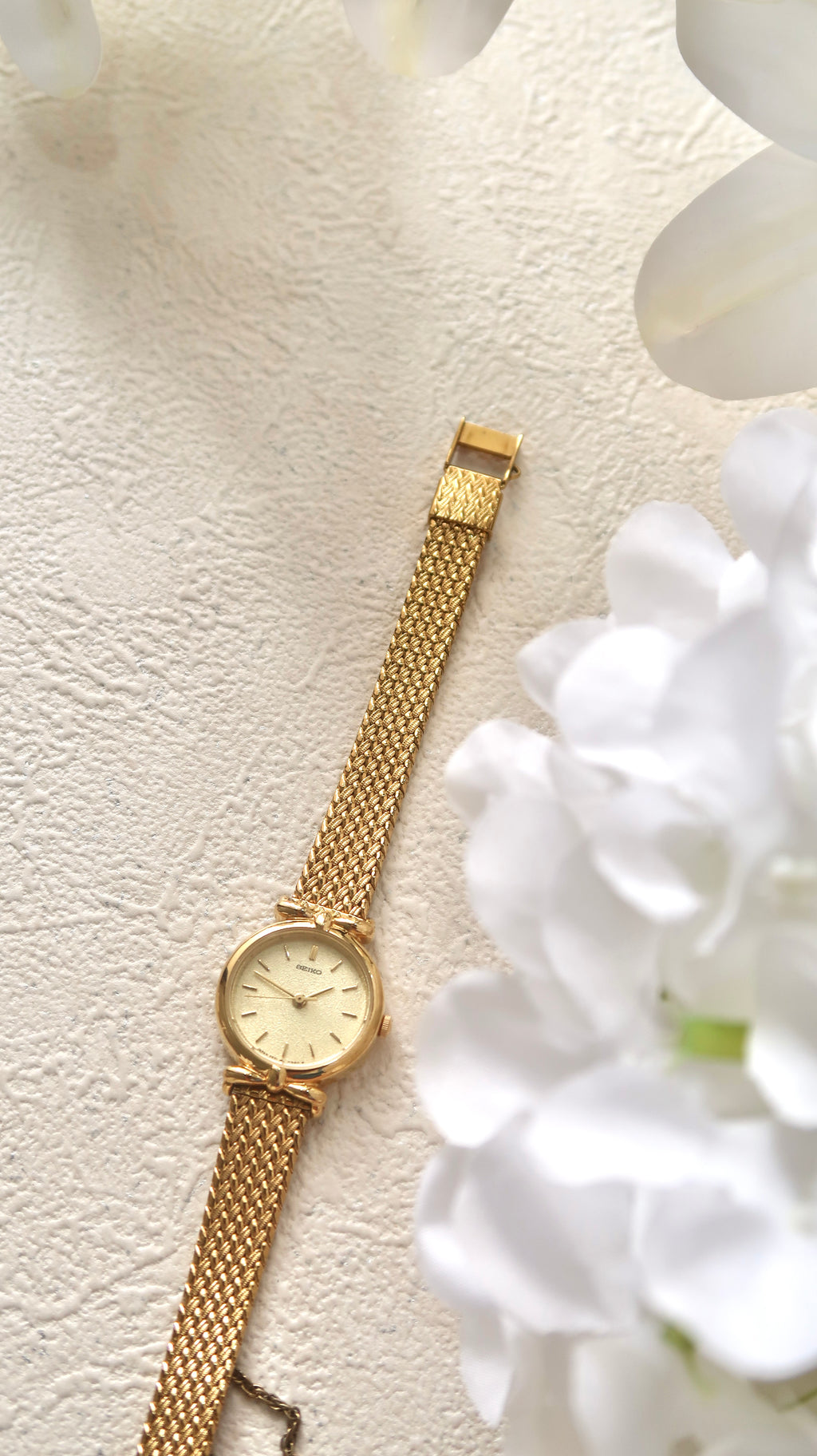 S. Gold Round Dial with Gold Chain Strap Watch