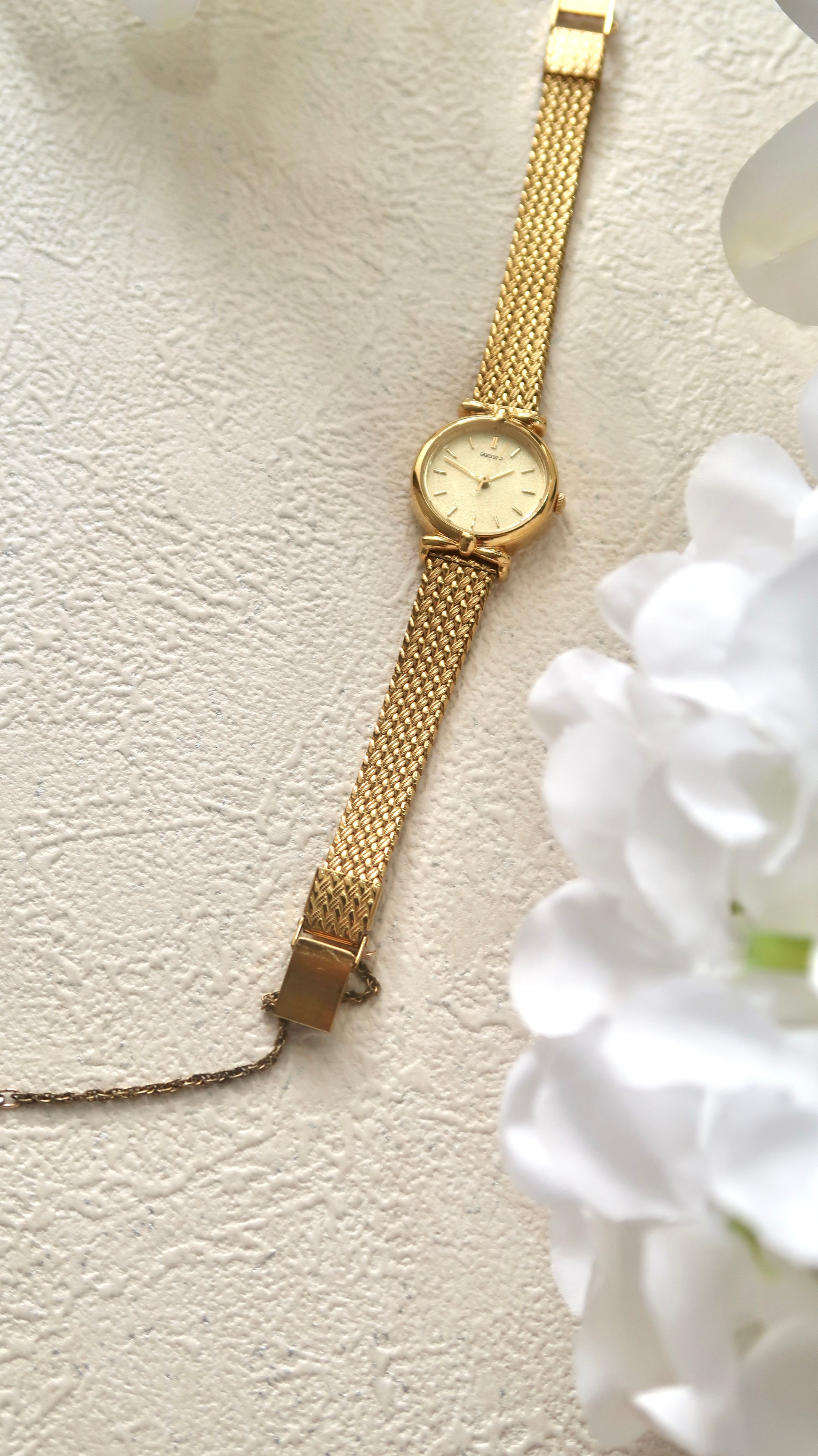 S. Gold Round Dial with Gold Chain Strap Watch