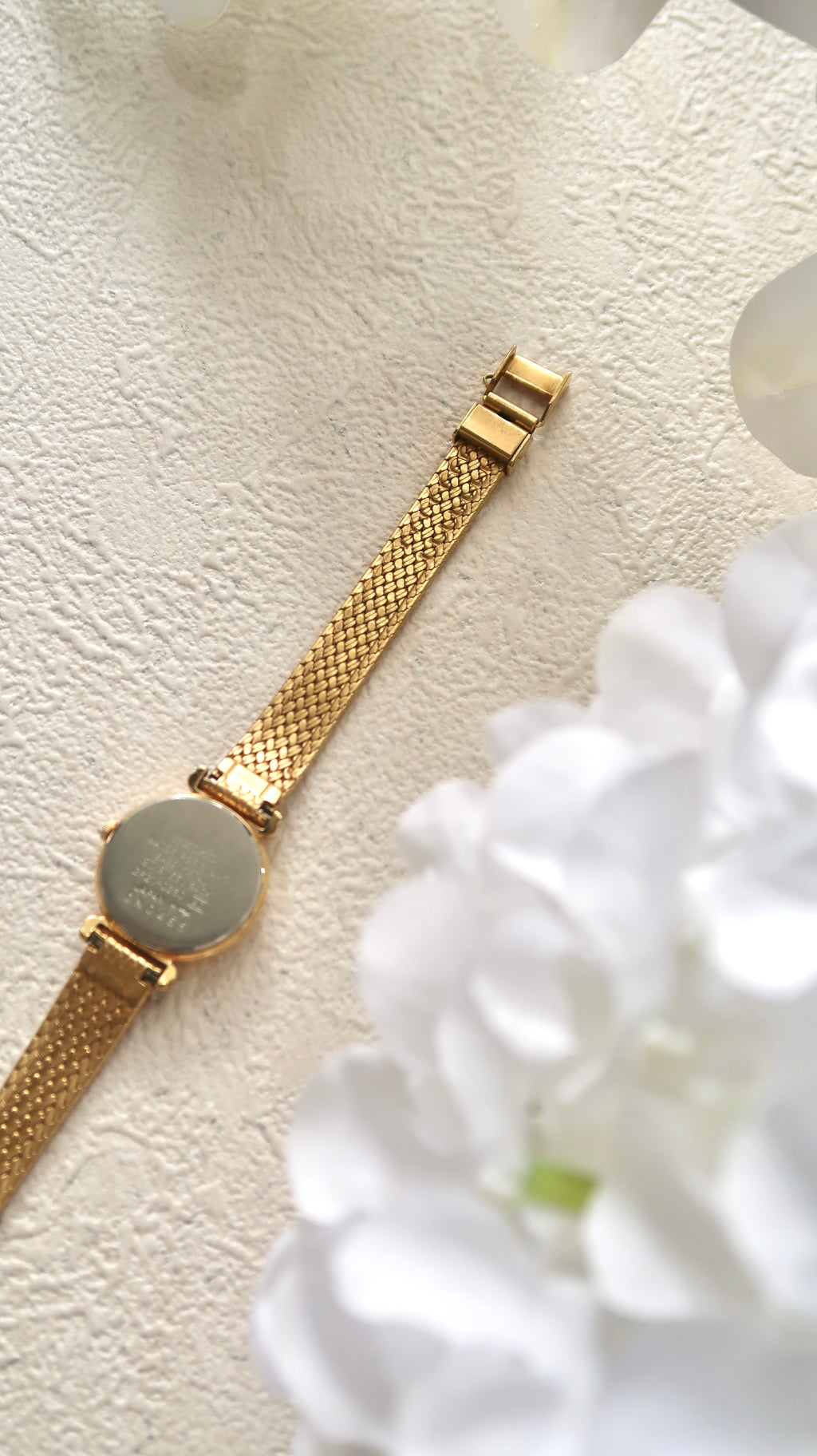 S. Gold Round Dial with Gold Chain Strap Watch