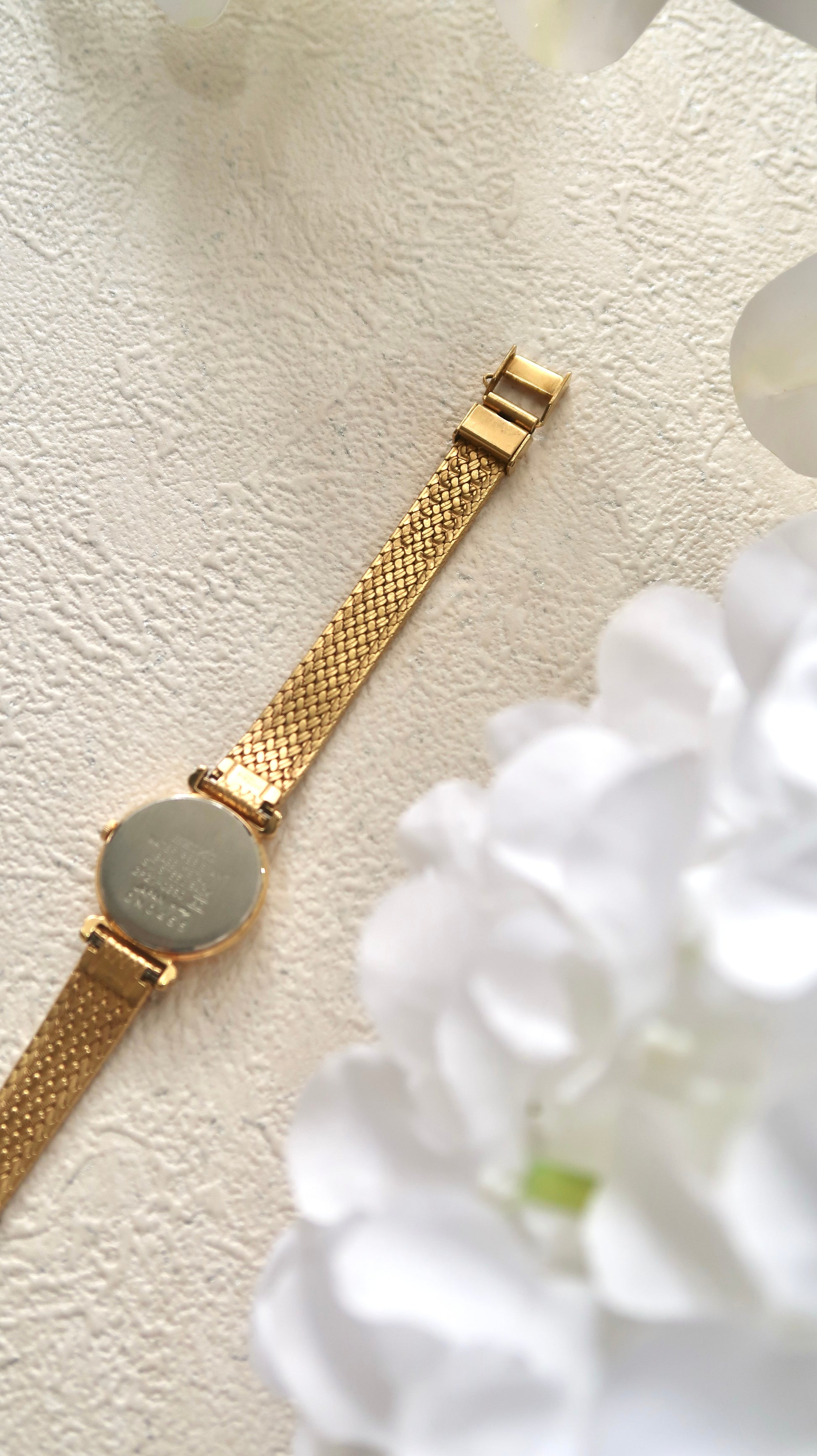 S. Gold Round Dial with Gold Chain Strap Watch
