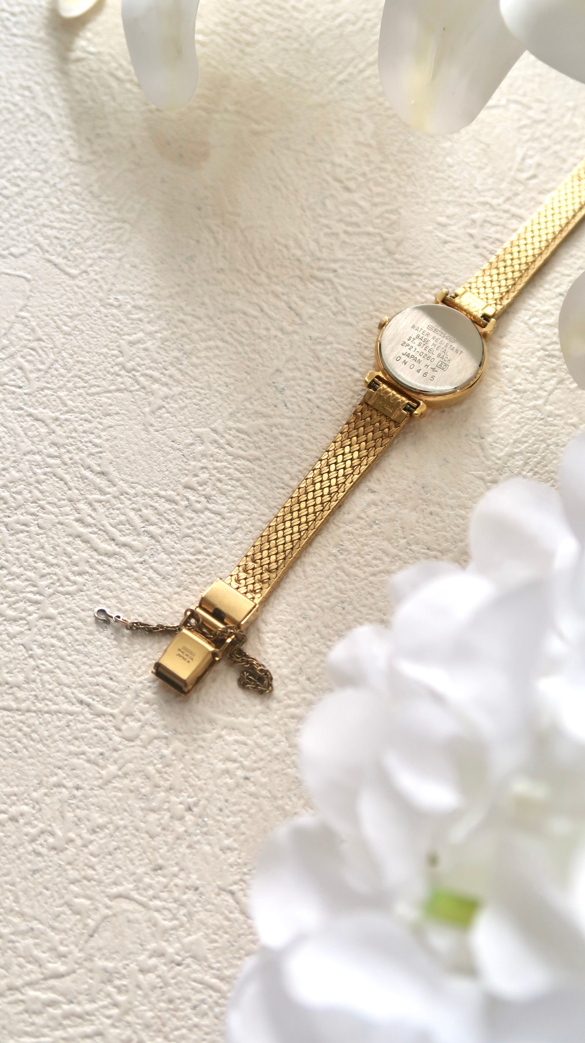 S. Gold Round Dial with Gold Chain Strap Watch