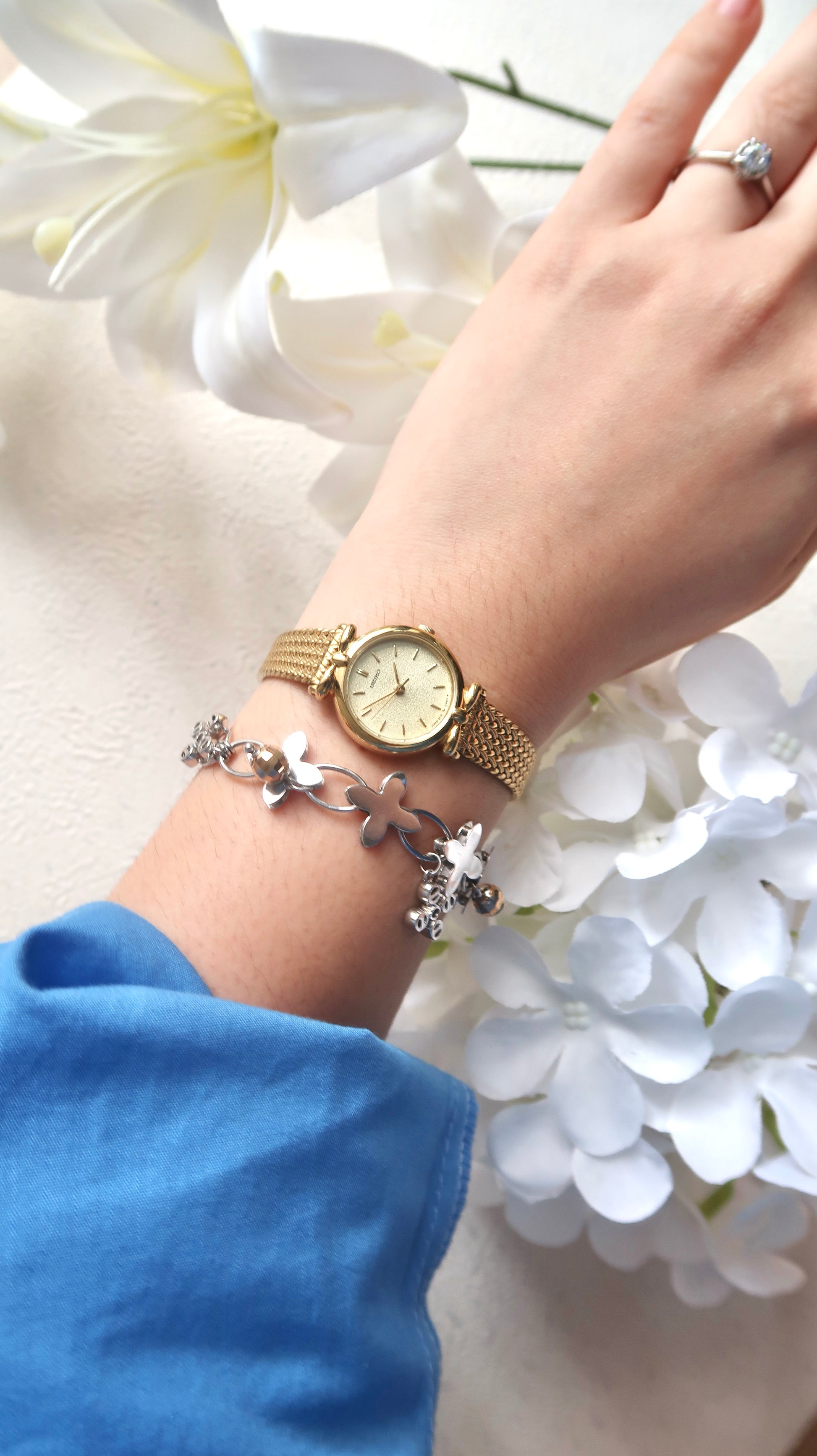 S. Gold Round Dial with Gold Chain Strap Watch