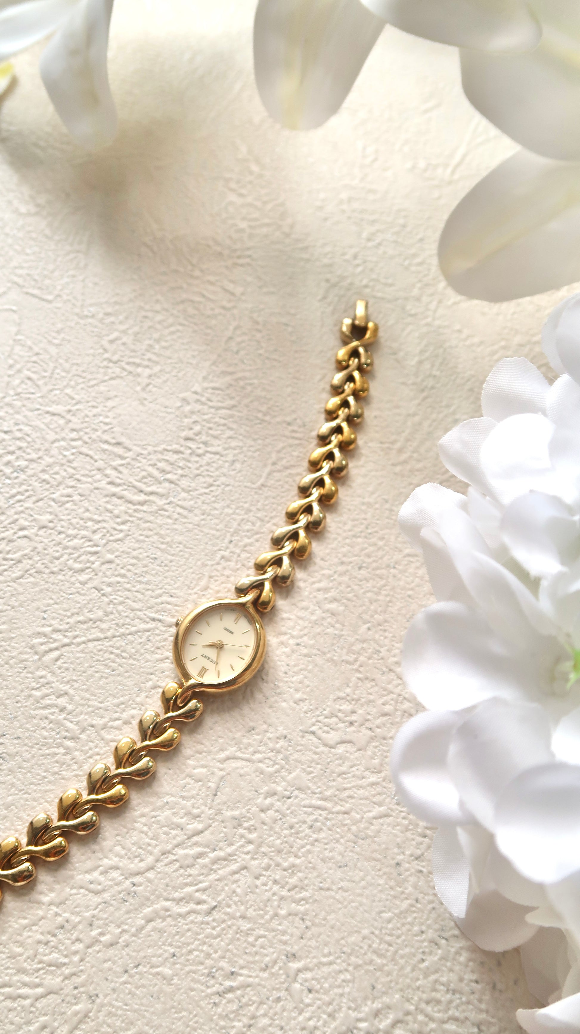 S. Lucent Gold Oval Dial with Gold Chain Watch