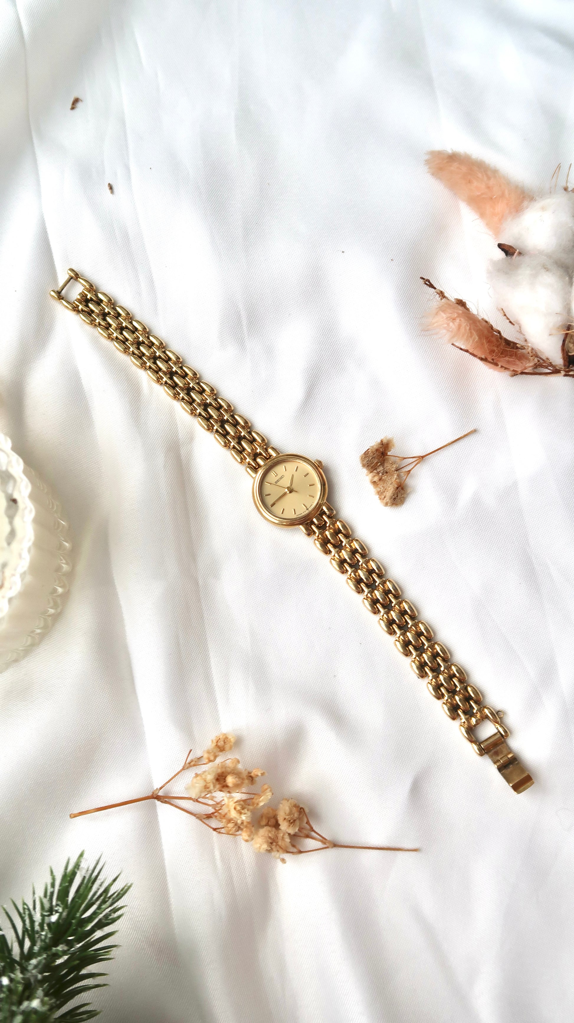 S. Gold Round Dial with Gold Chain