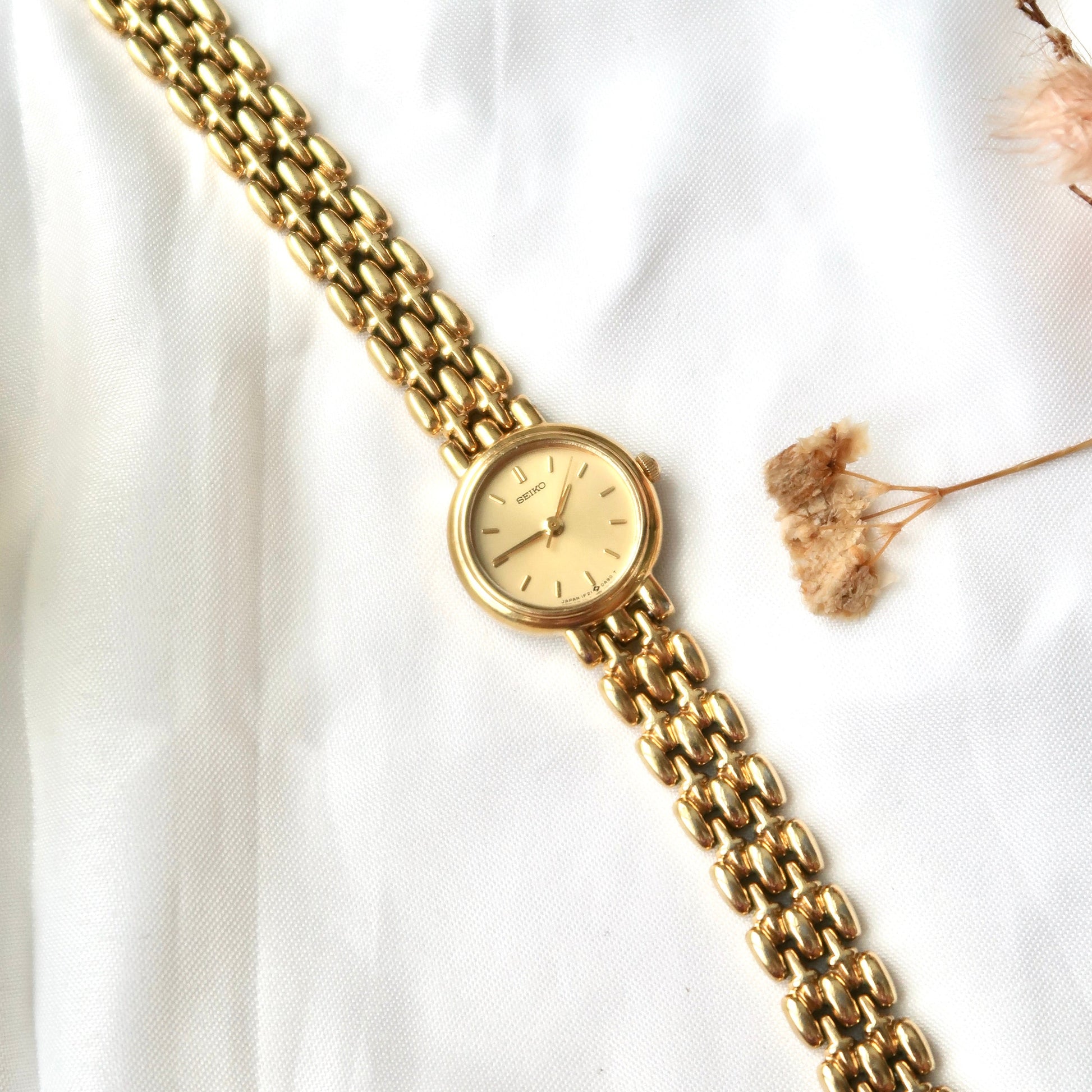 S. Gold Round Dial with Gold Chain