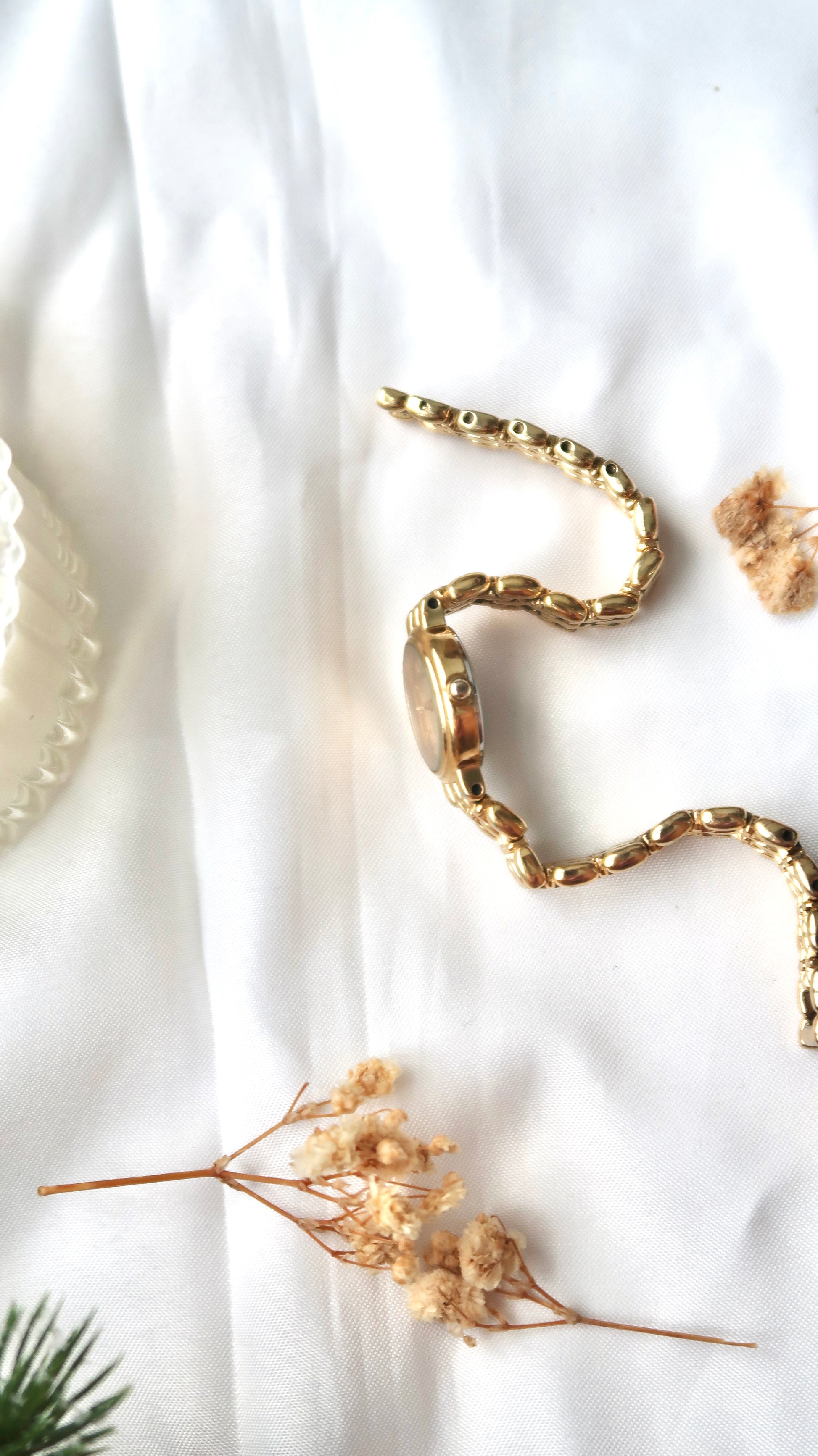 S. Gold Round Dial with Gold Chain