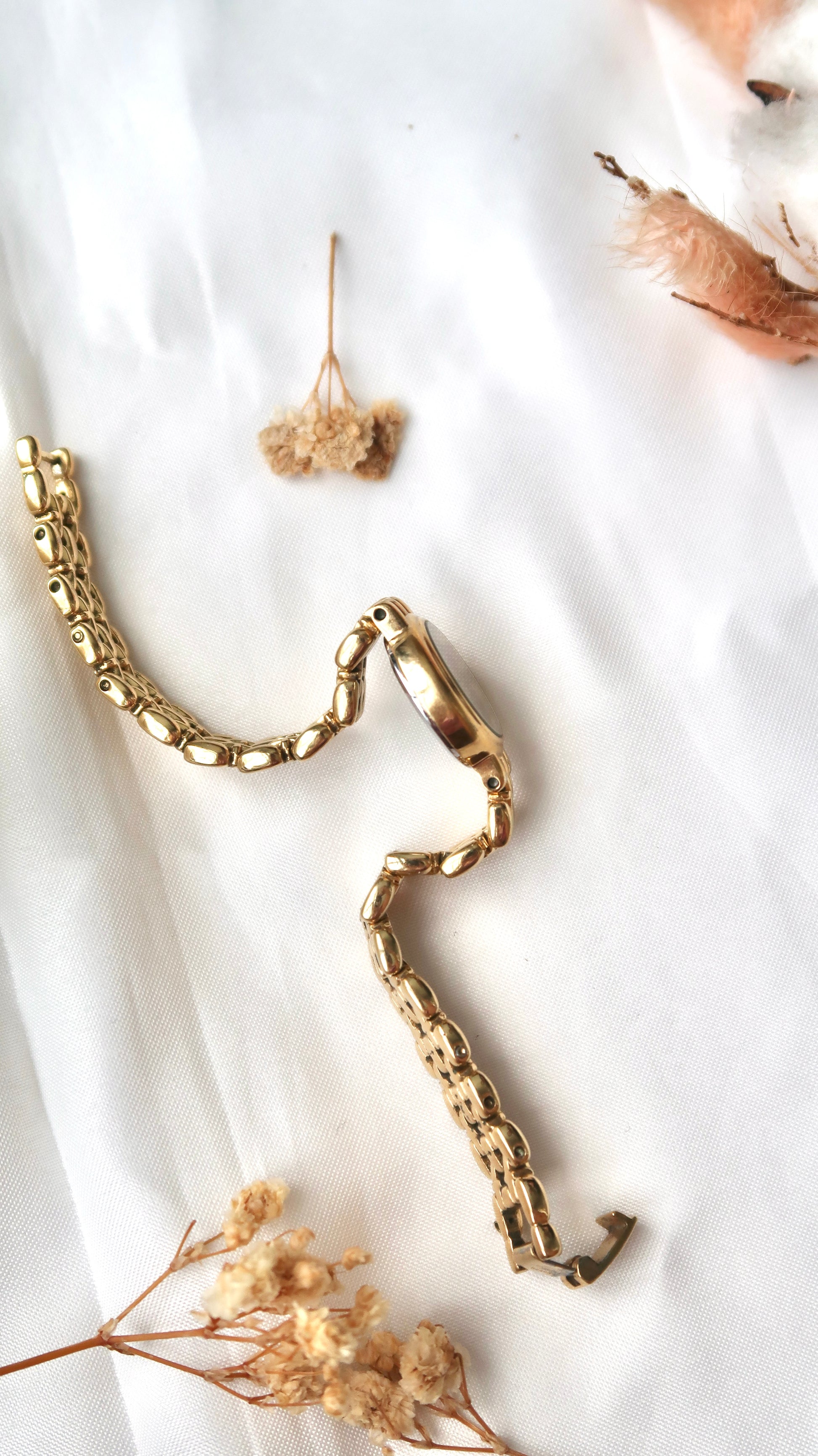 S. Gold Round Dial with Gold Chain