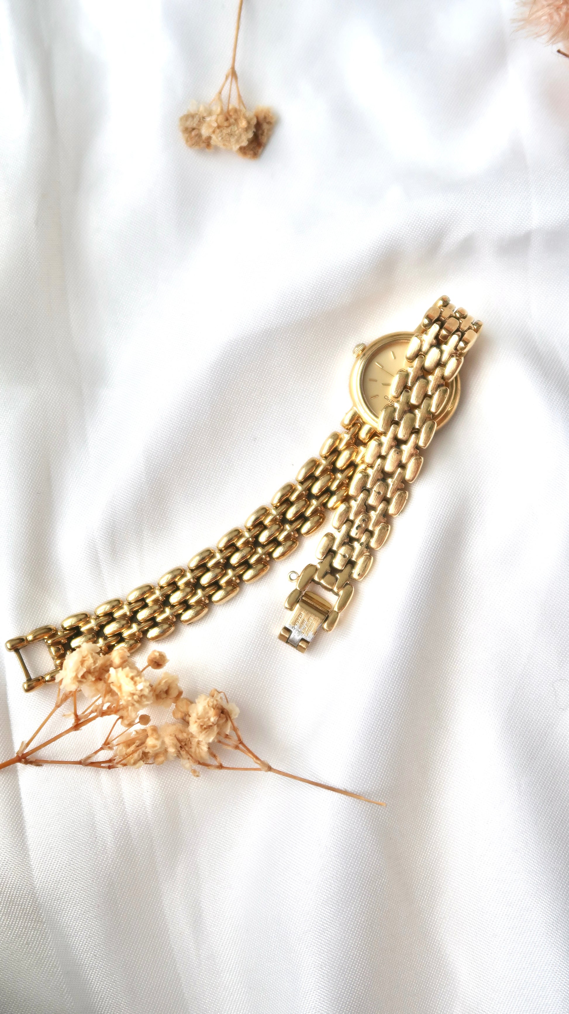 S. Gold Round Dial with Gold Chain