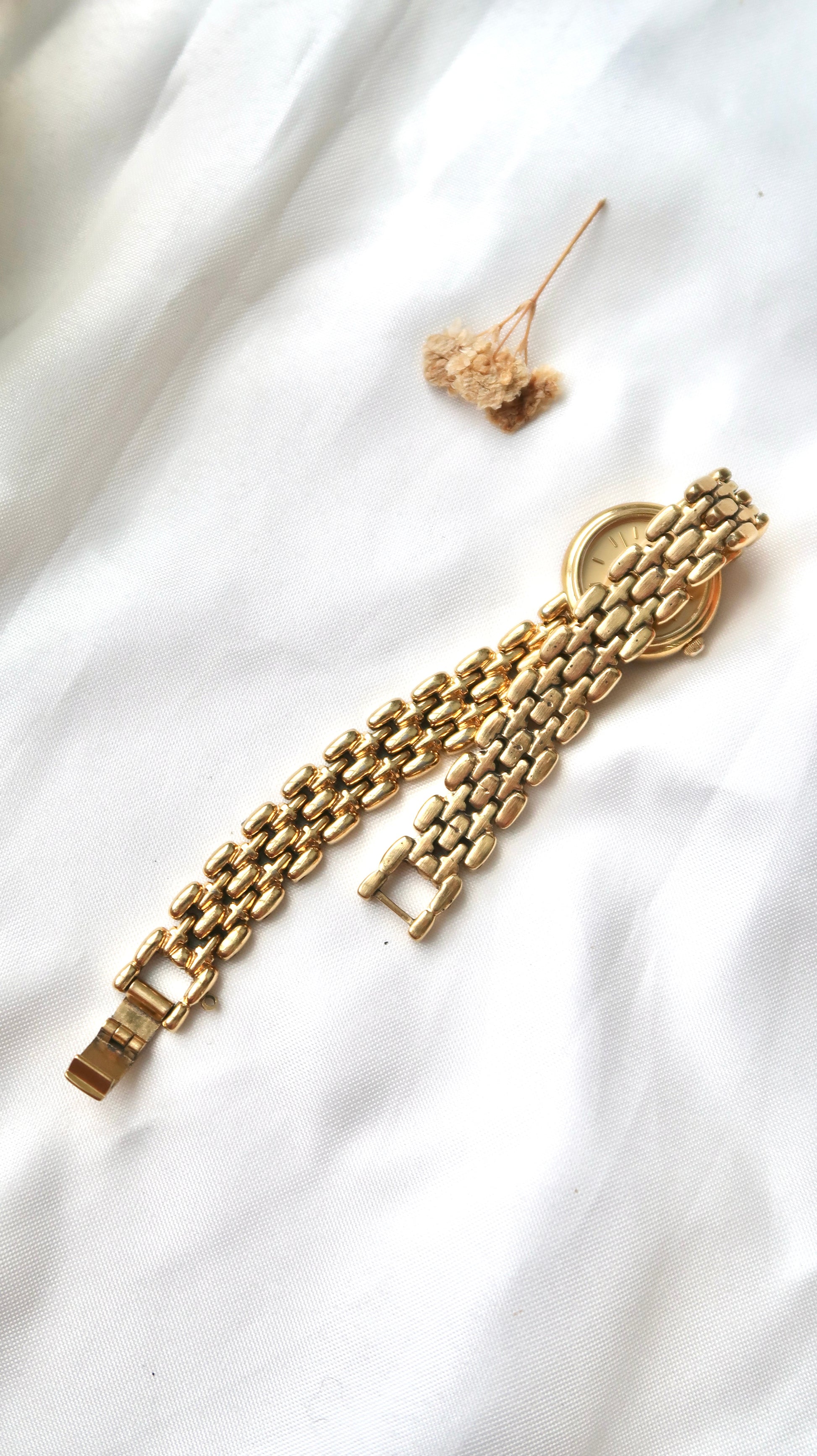 S. Gold Round Dial with Gold Chain