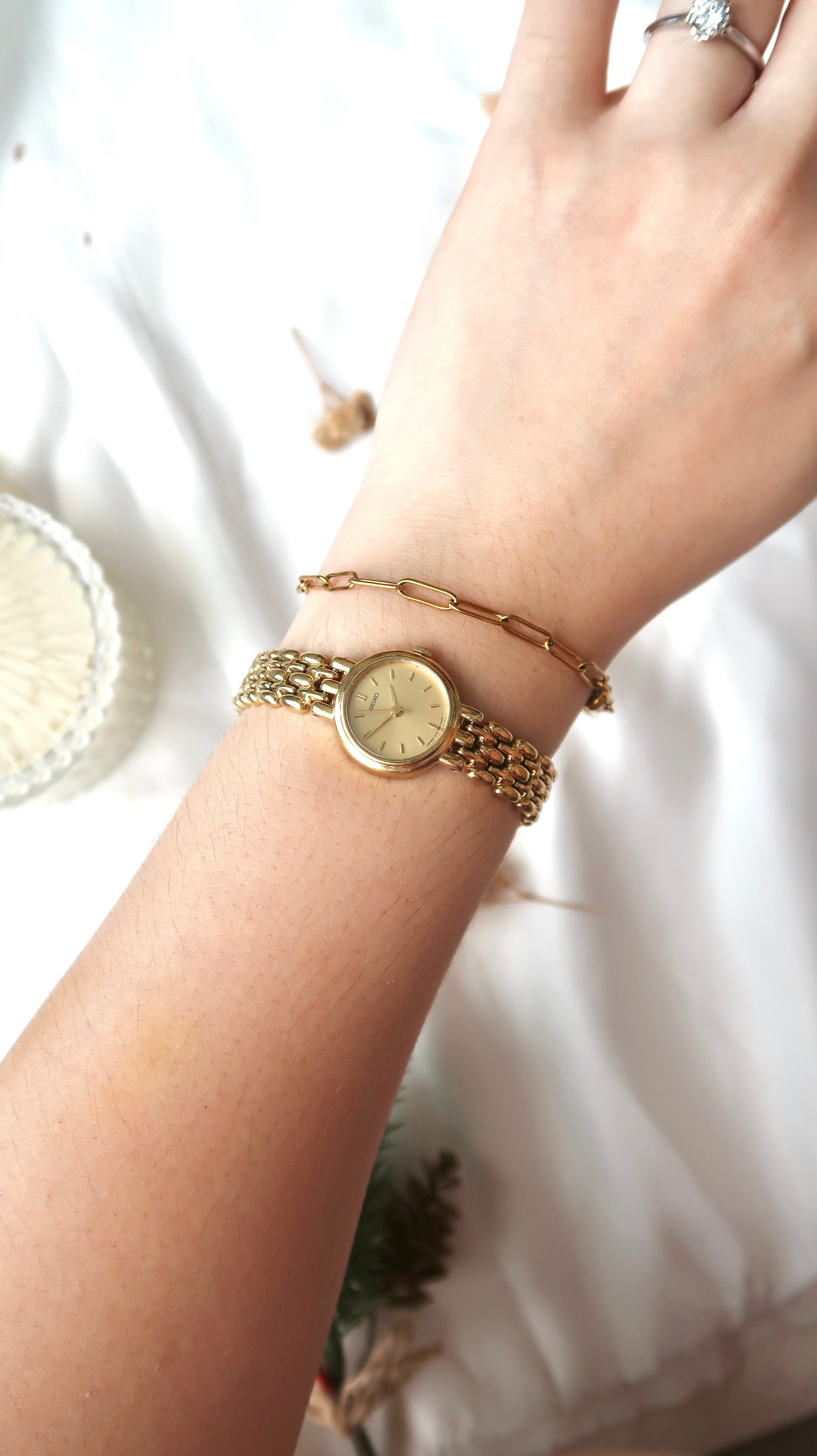 S. Gold Round Dial with Gold Chain