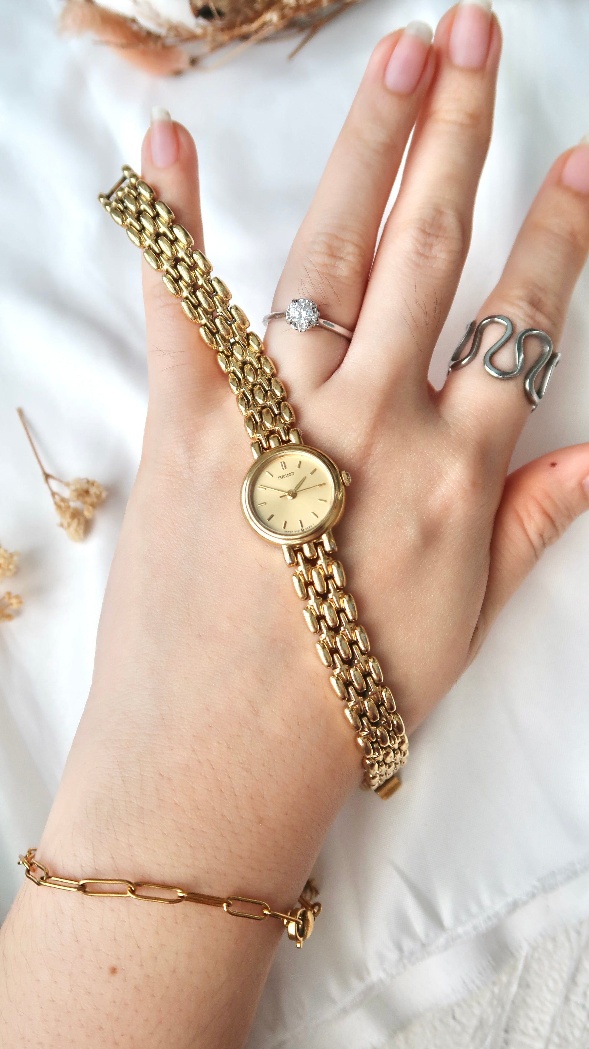 S. Gold Round Dial with Gold Chain