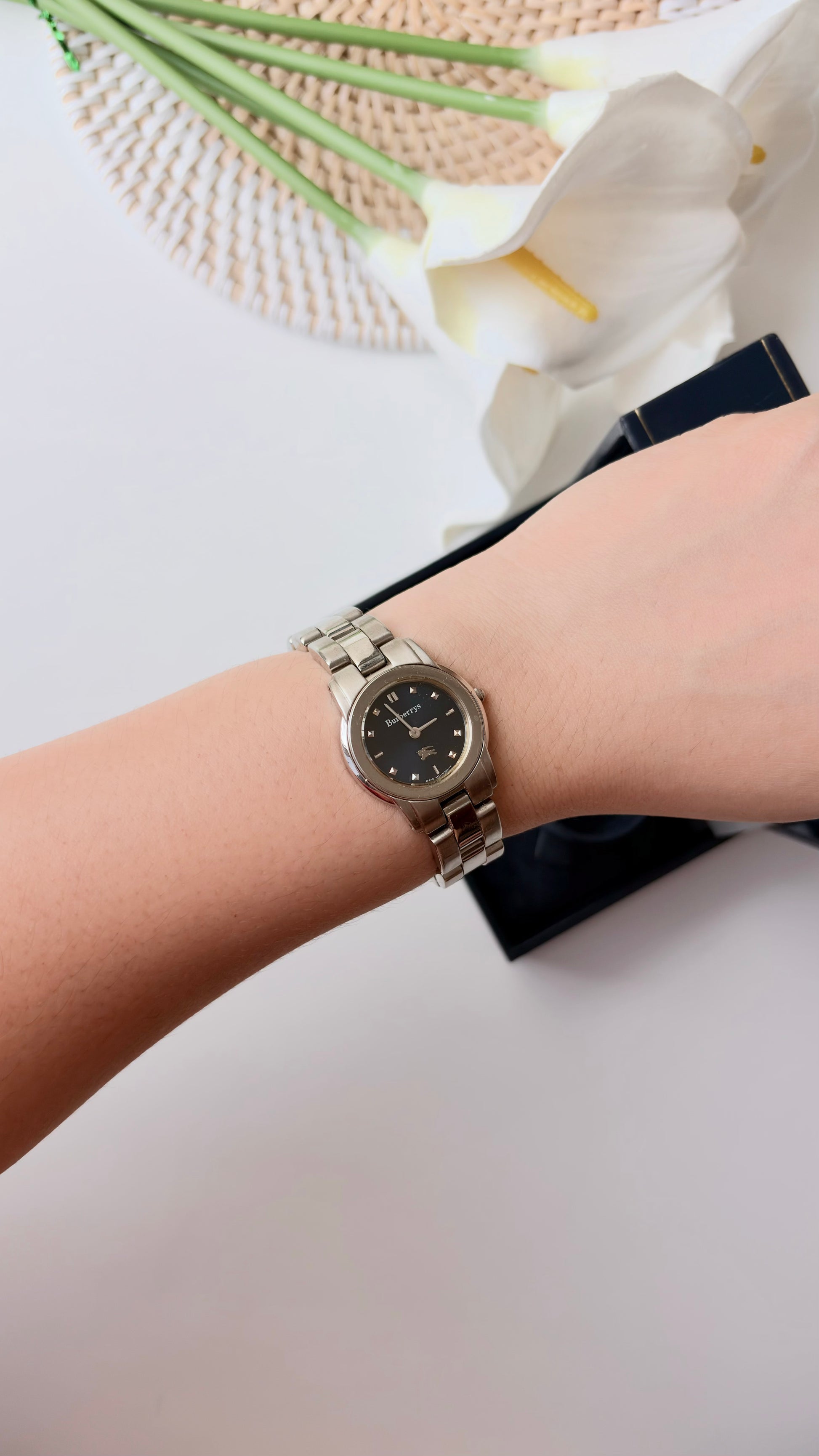 [WITH BOX] BRBY. Navy Blue Round Dial Silver Chain Watch