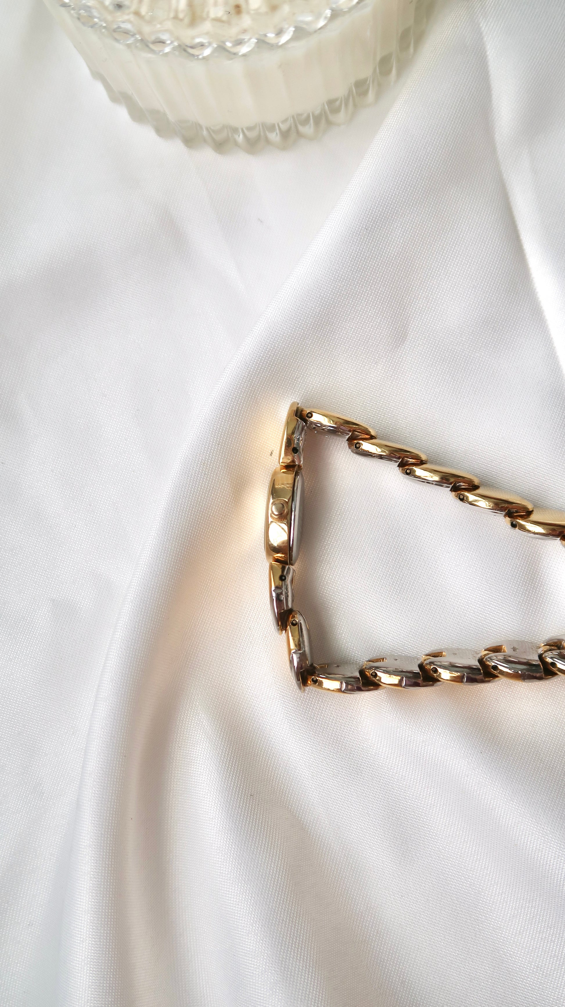 S. All Gold Dial and Scallop Oval Chain Watch