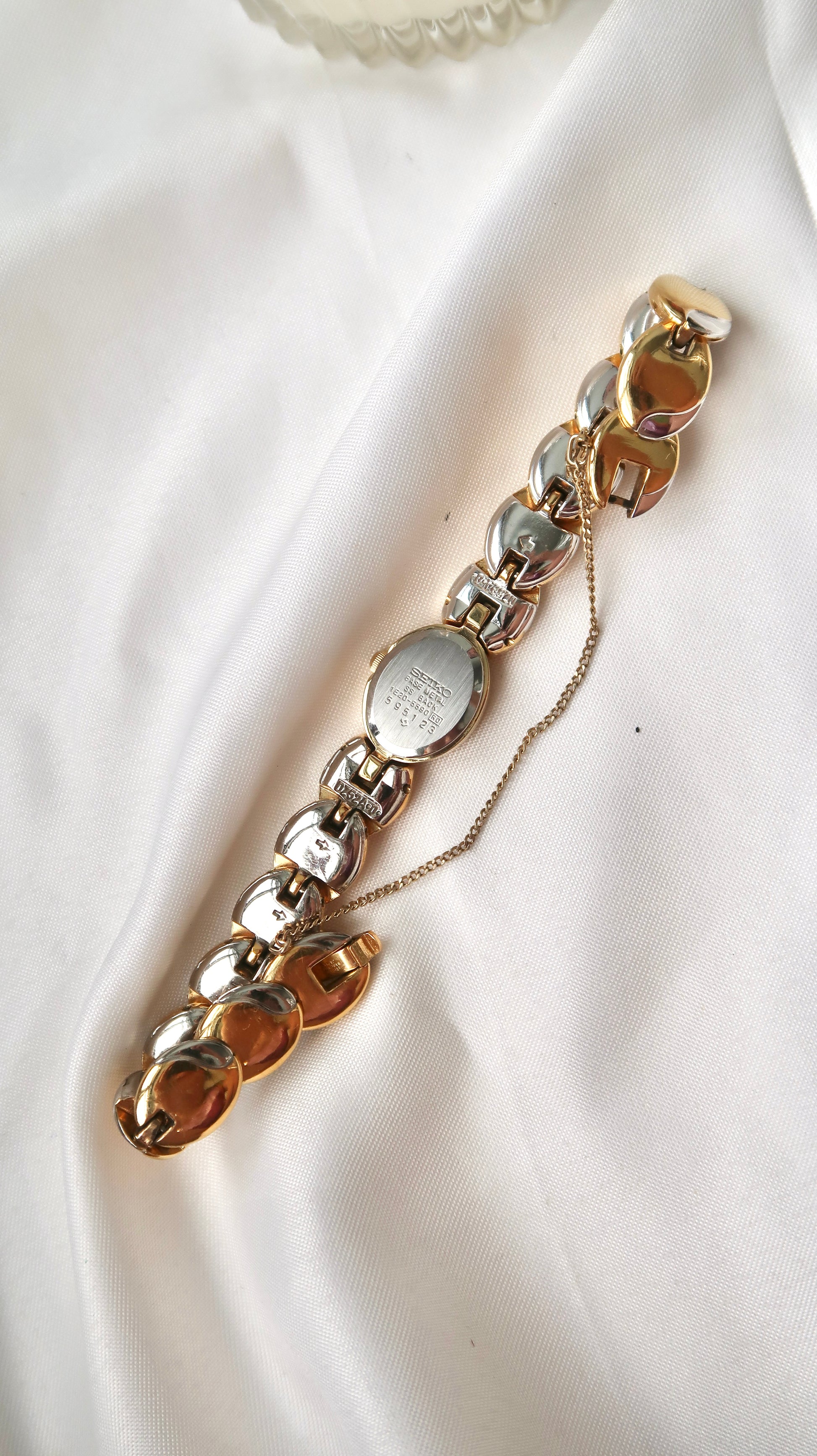 S. All Gold Dial and Scallop Oval Chain Watch