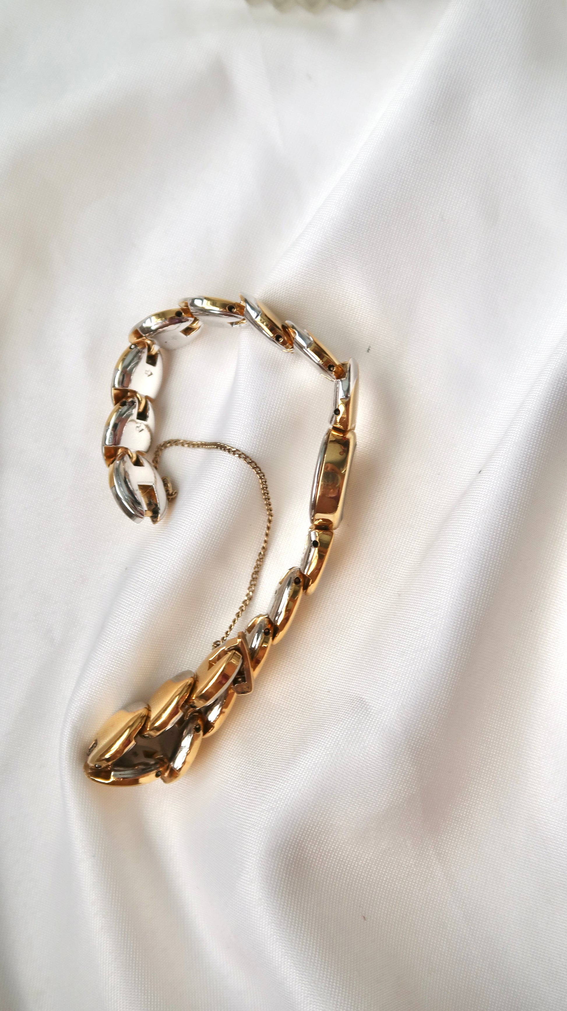 S. All Gold Dial and Scallop Oval Chain Watch