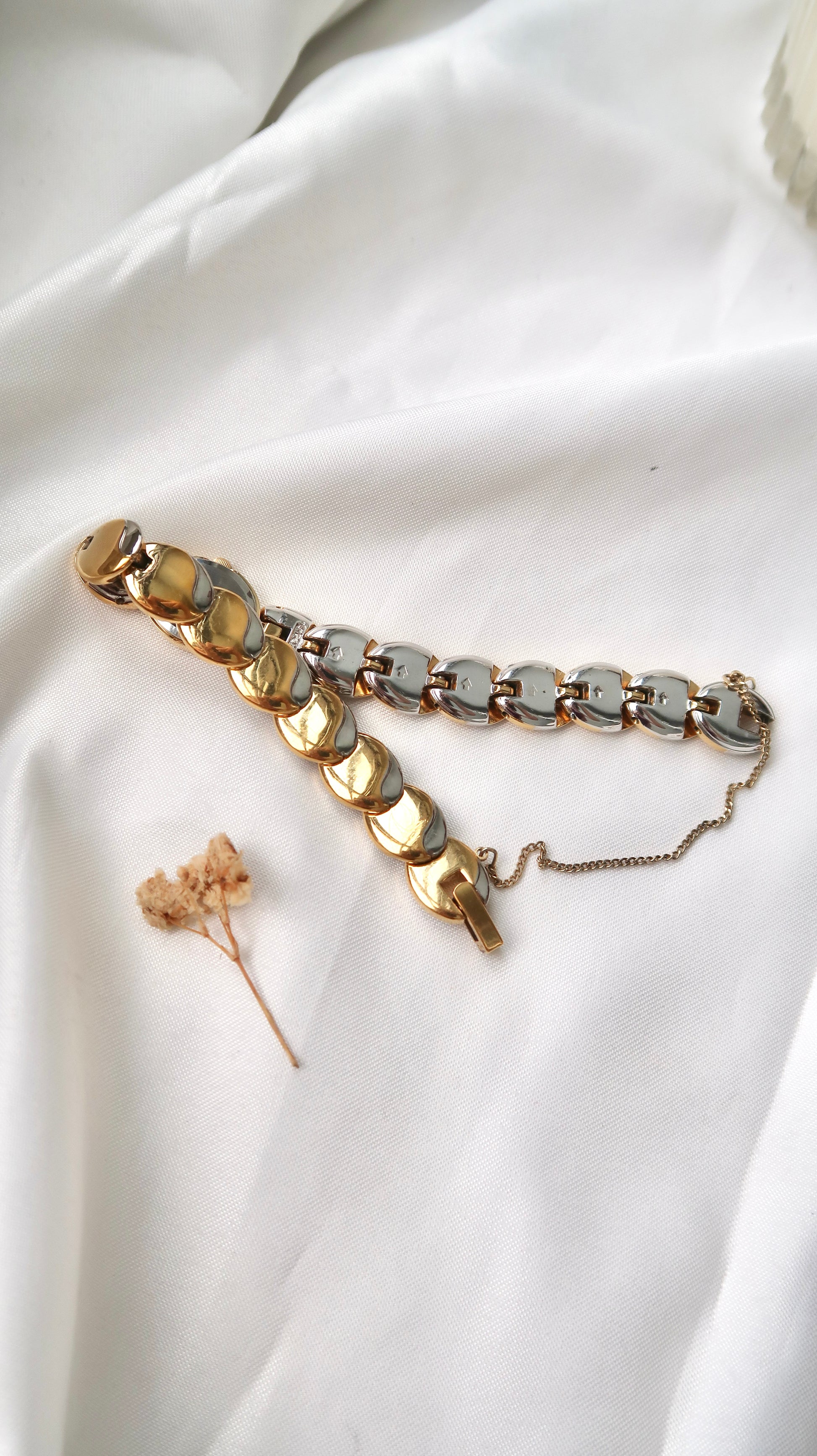 S. All Gold Dial and Scallop Oval Chain Watch