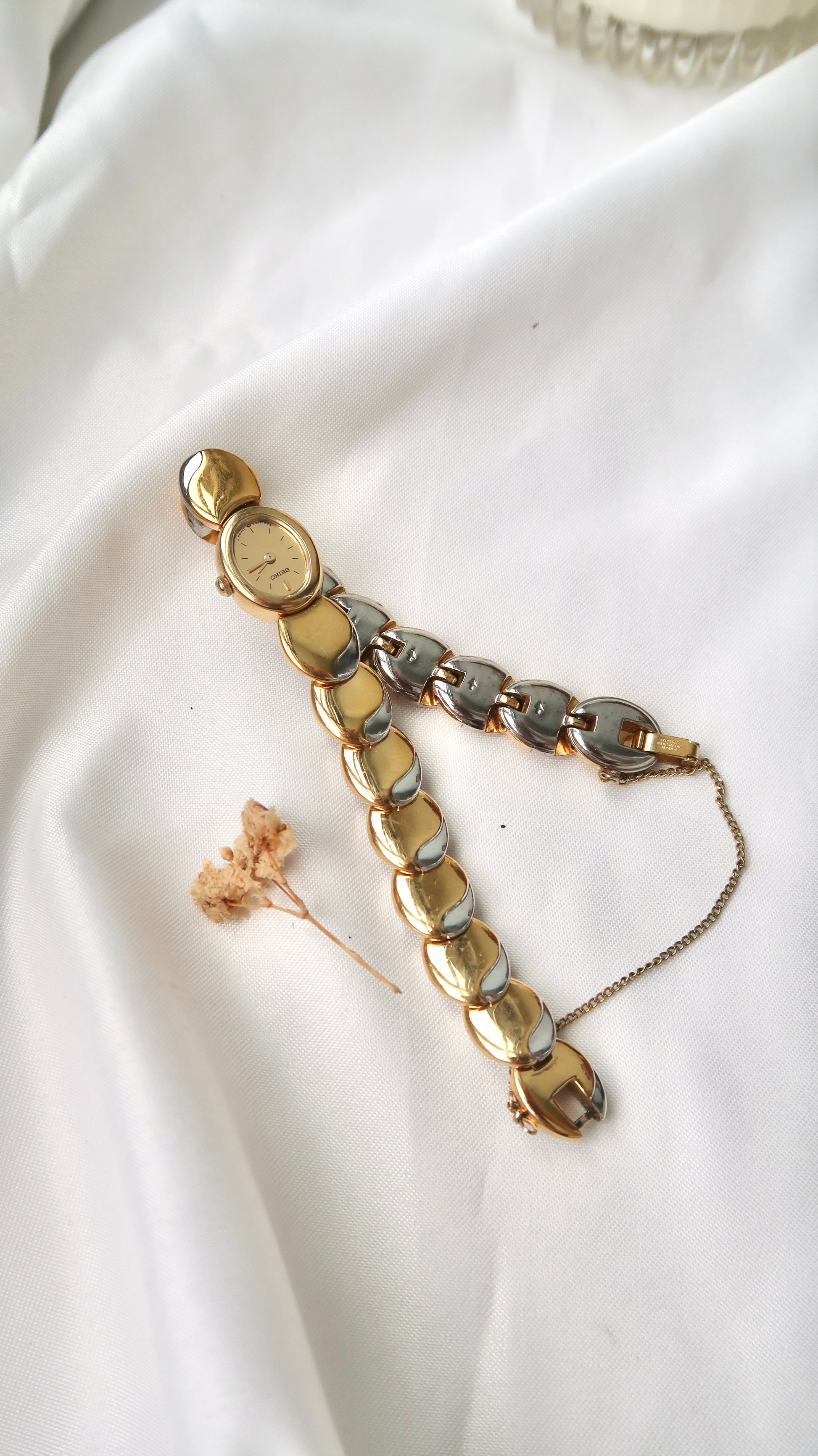 S. All Gold Dial and Scallop Oval Chain Watch