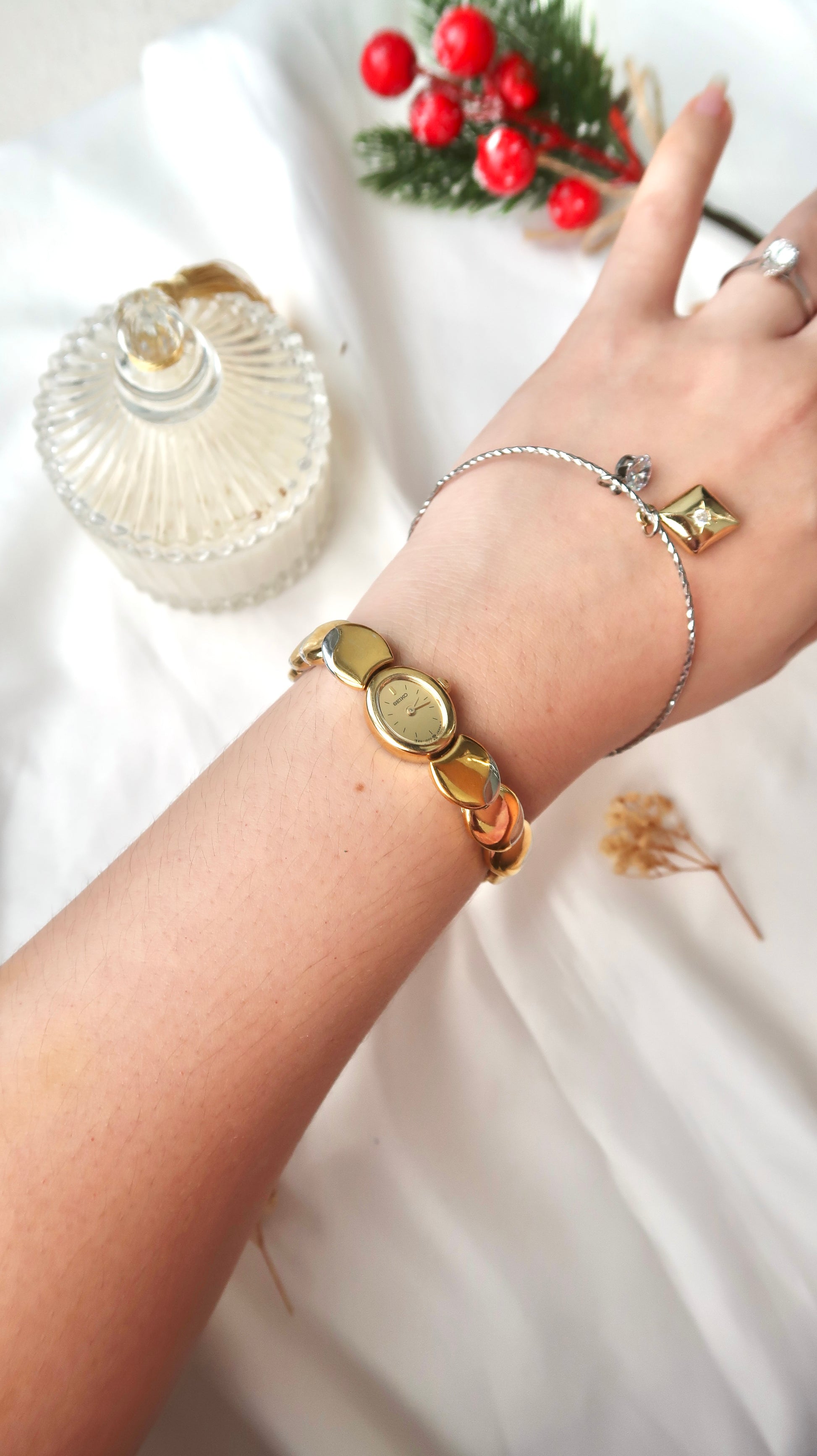 S. All Gold Dial and Scallop Oval Chain Watch