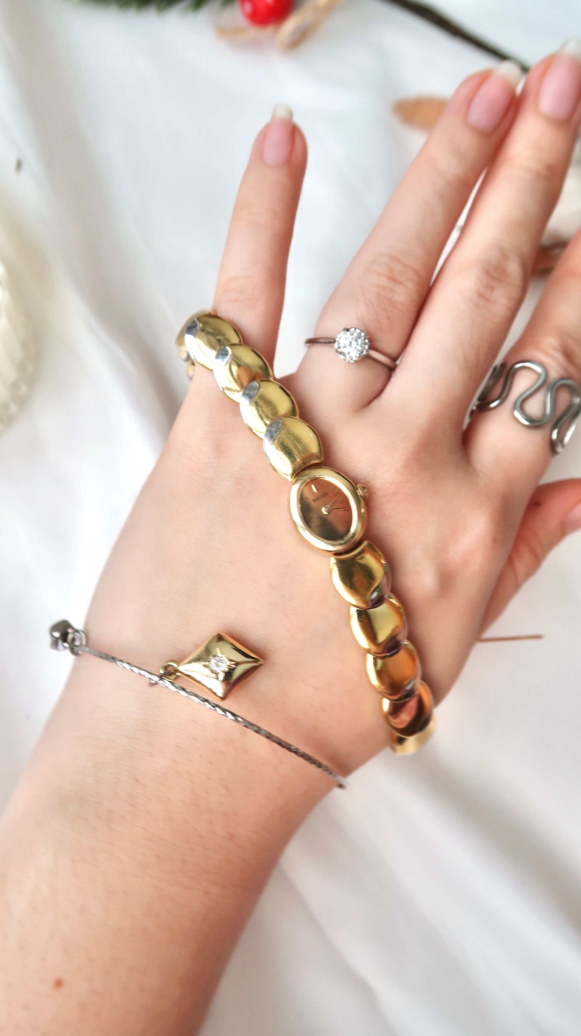 S. All Gold Dial and Scallop Oval Chain Watch