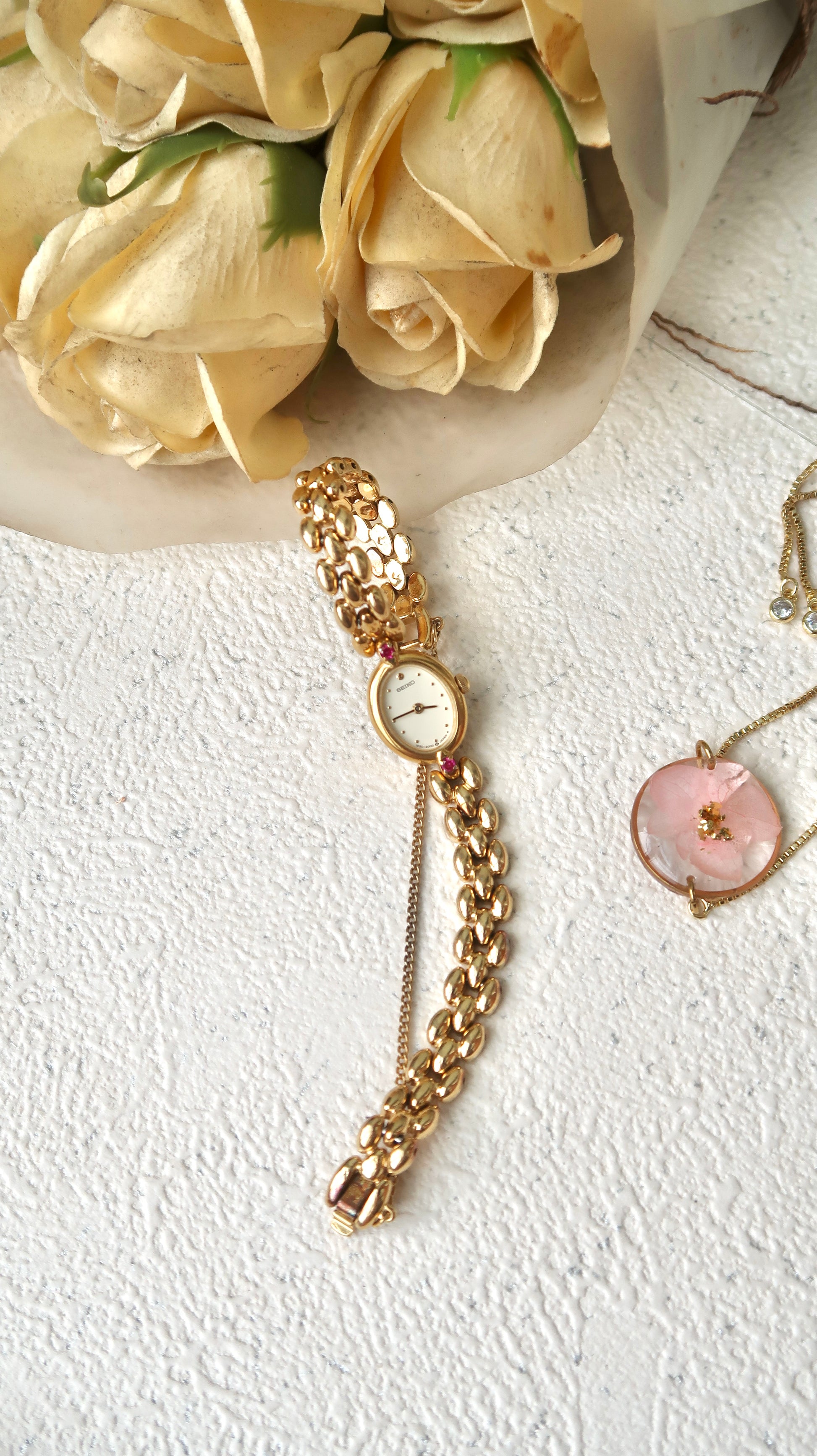 S. Pink Jewel White Oval Dial with Gold Chain Watch