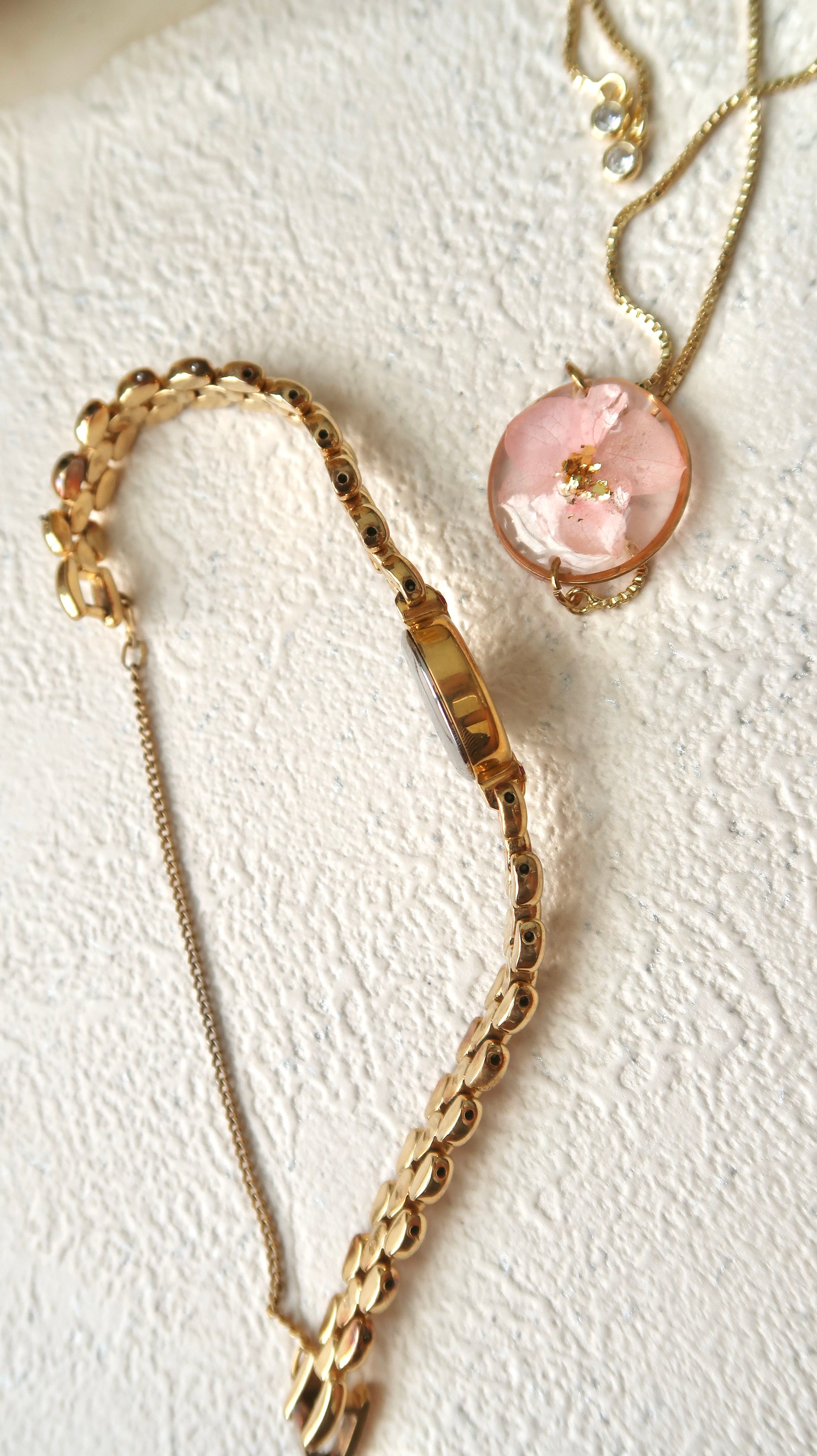 S. Pink Jewel White Oval Dial with Gold Chain Watch