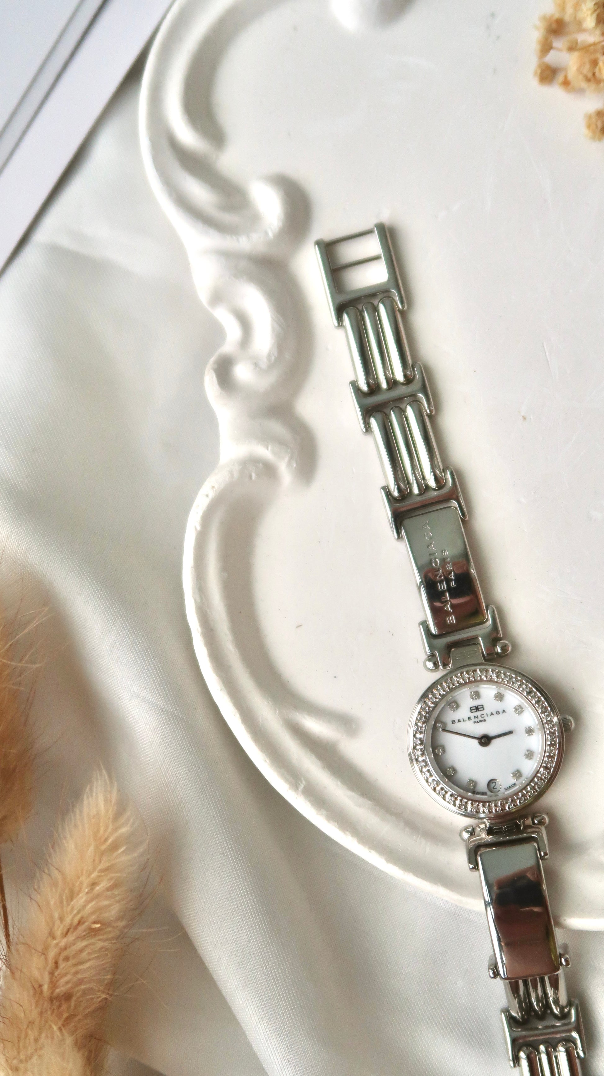 BLCG. White Round 12P Diamonds Dial with Silver Chain Watch